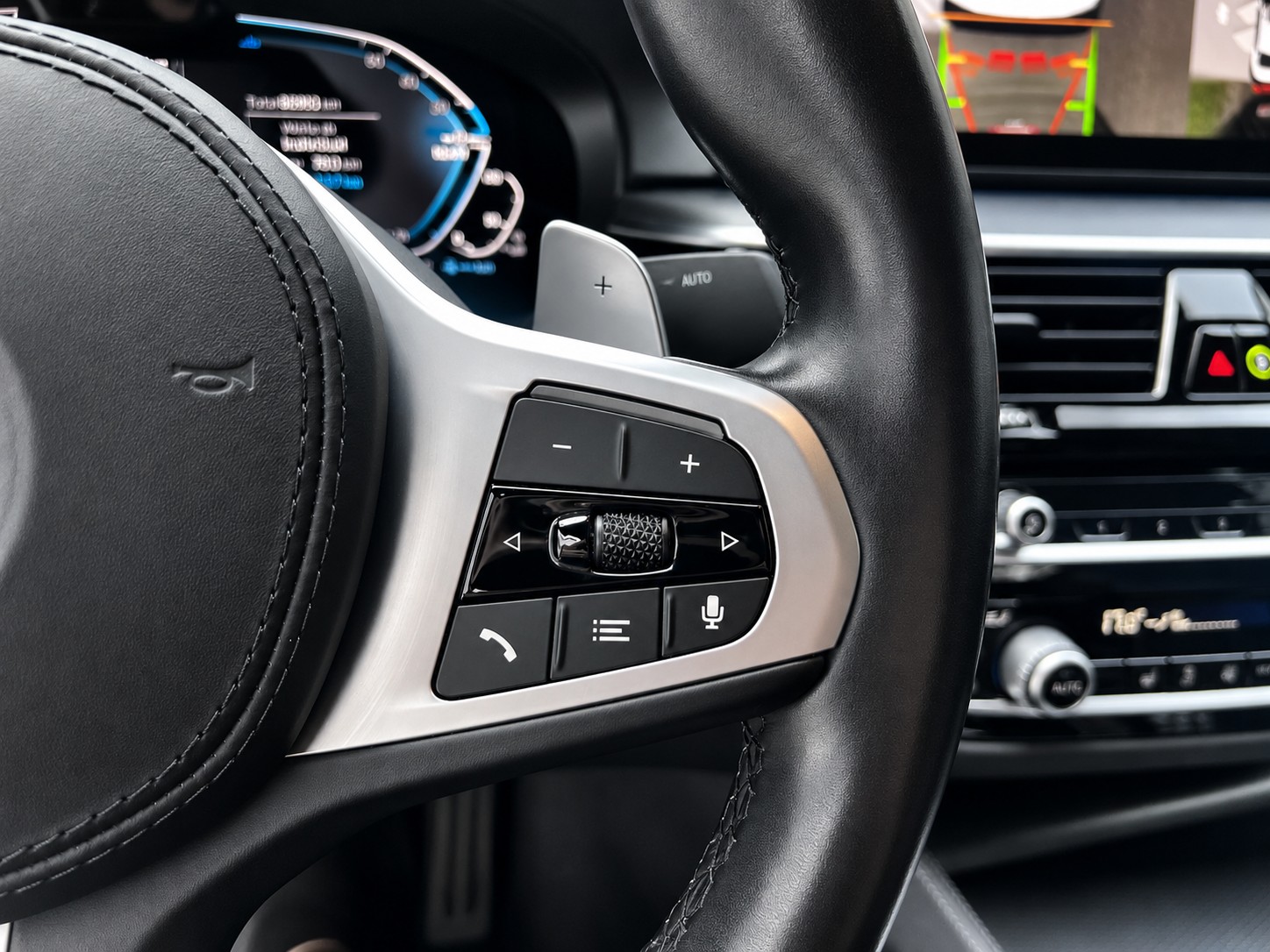 BMW 530e xDrive SAG M-SPORT PRO * CH FAHRZEUG AUS 1. HAND * Harman/Kardon * Parking Assistant Plus *-image-26