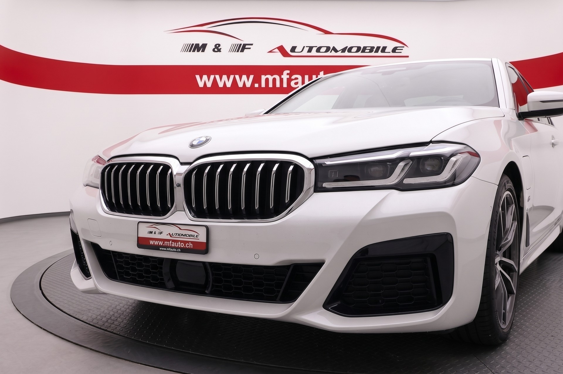 BMW 530e xDrive SAG M-SPORT PRO * CH FAHRZEUG AUS 1. HAND * Harman/Kardon * Parking Assistant Plus *-image-9