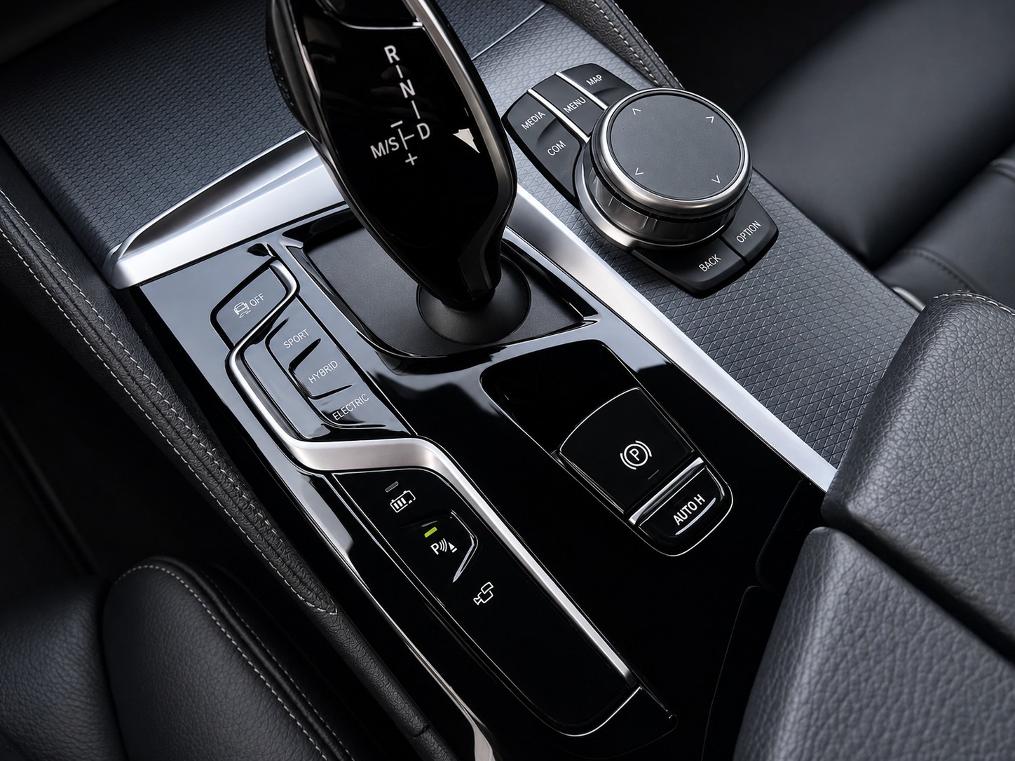 BMW 530e xDrive SAG M-SPORT PRO * CH FAHRZEUG AUS 1. HAND * Harman/Kardon * Parking Assistant Plus *-image-29