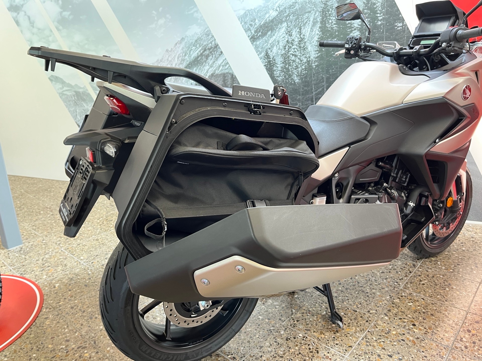 HONDA NT 1000 A Modell 2025 frisch ab grossem Service-showroom-element-3