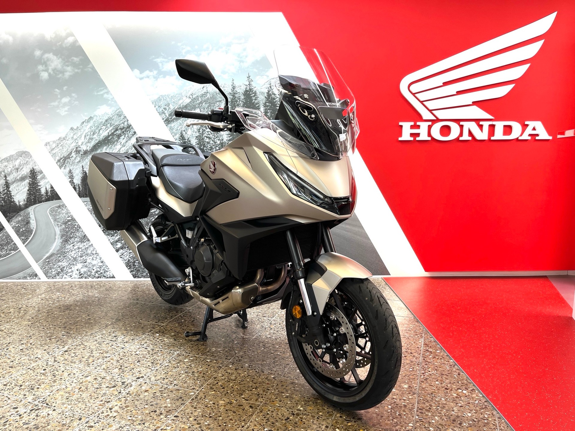 HONDA NT 1000 A Modell 2025 frisch ab grossem Service-showroom-element-2