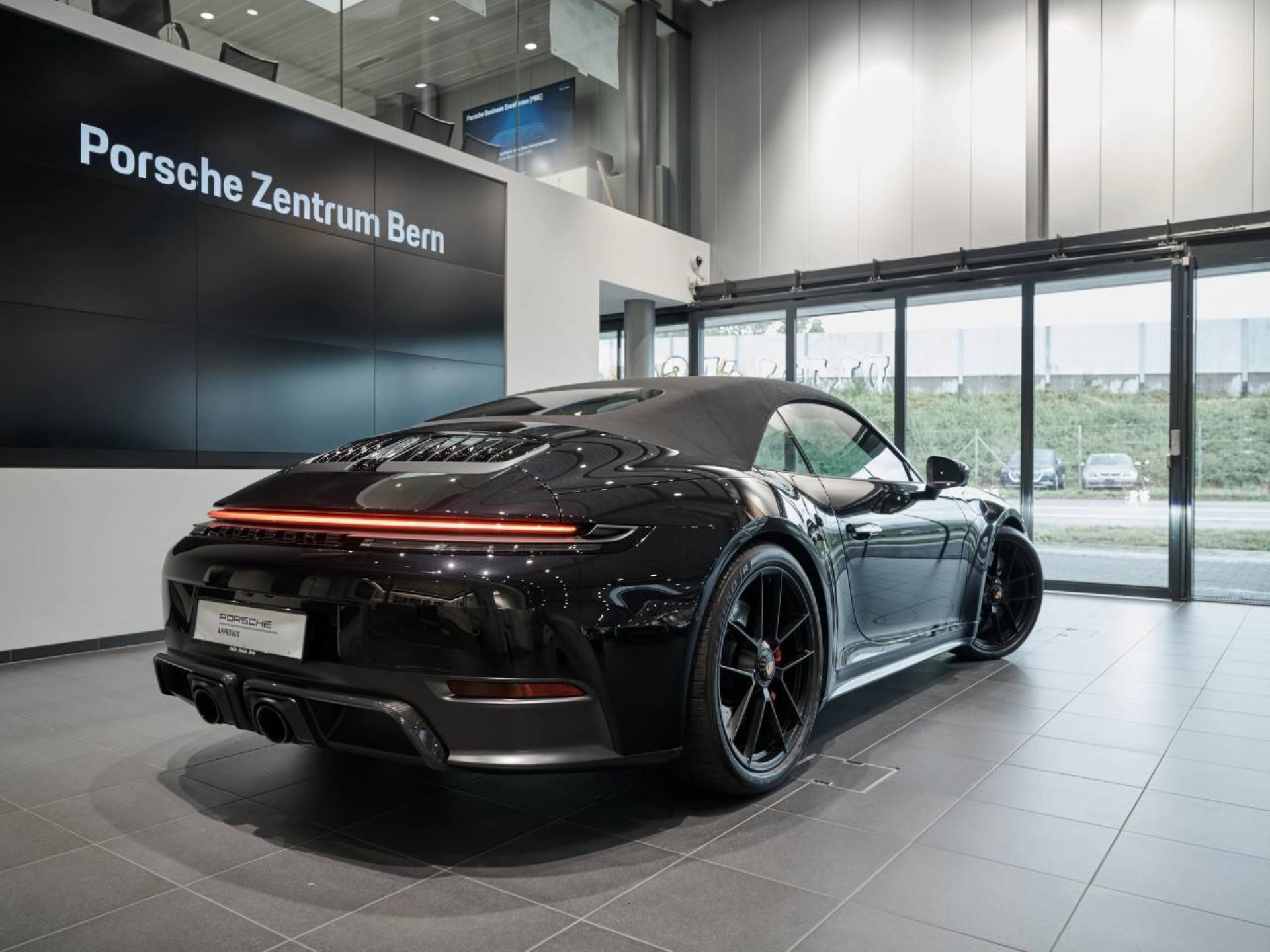 PORSCHE 911 Carrera GTS Cabriolet-image-12