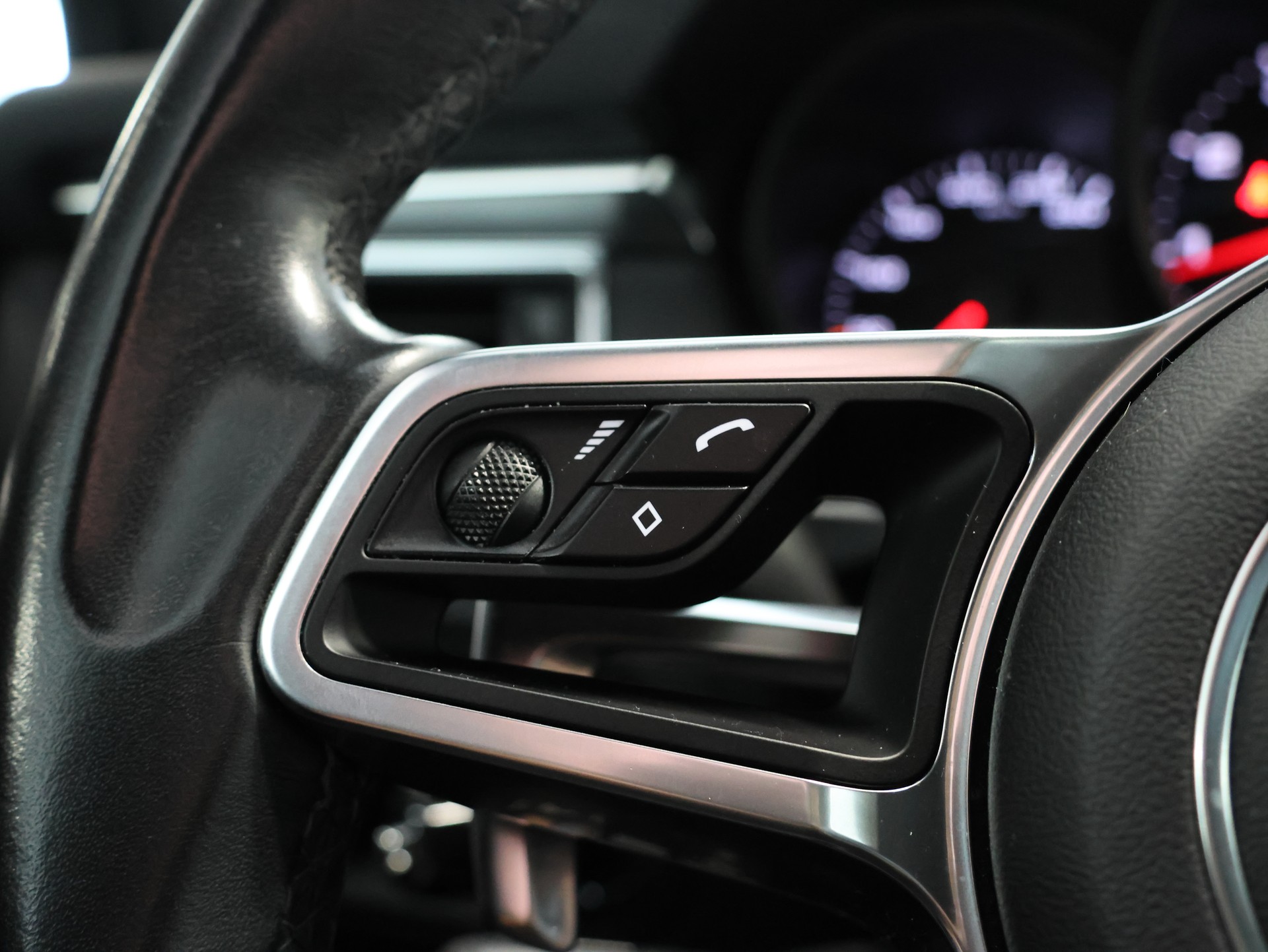 PORSCHE Macan PDK-image-18