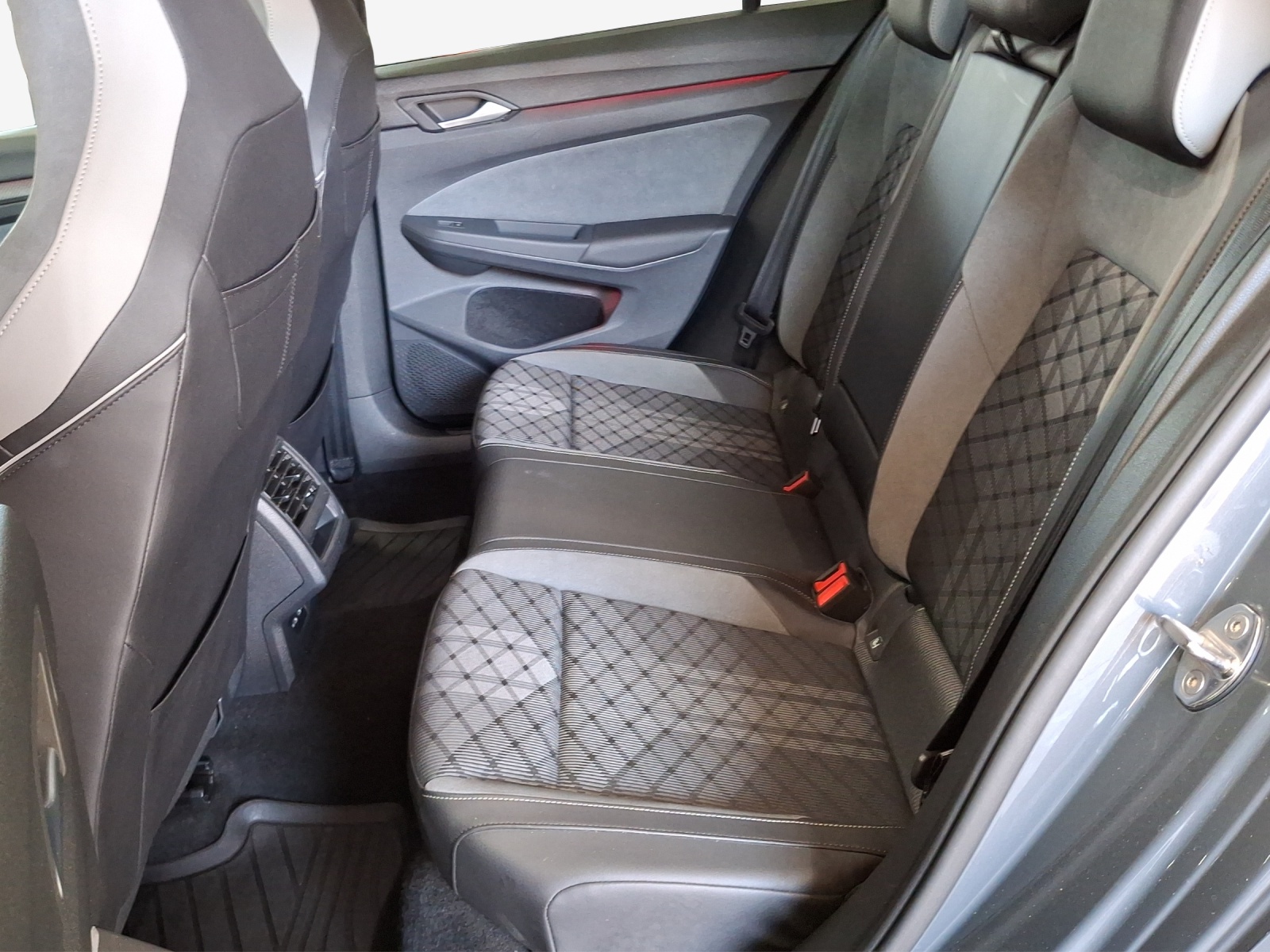 VW Golf 1.5 eTSI mHEV ACT R-Line DSG-image-11