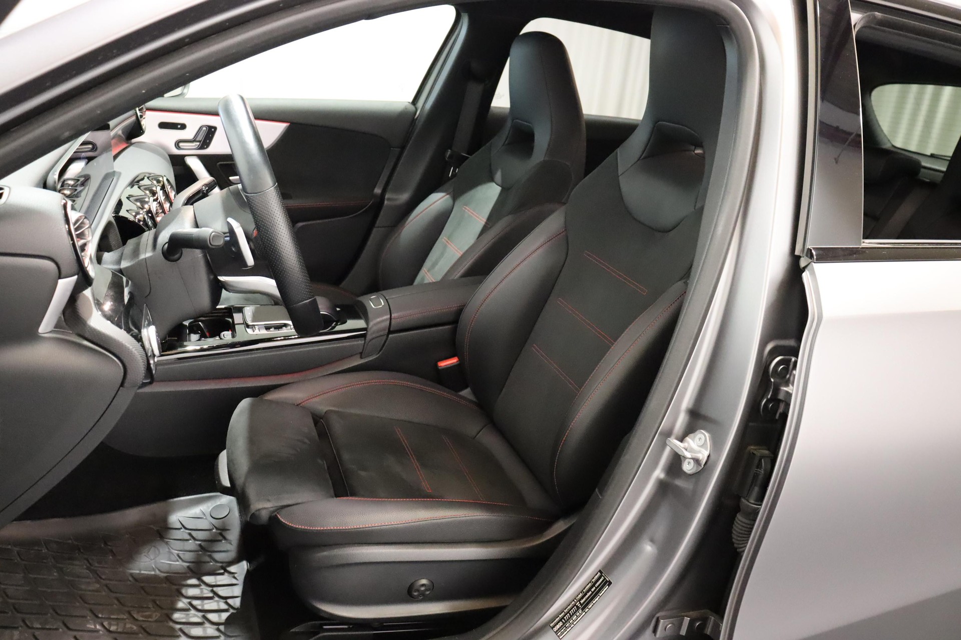 MERCEDES-BENZ A 200 AMG Line-image-13