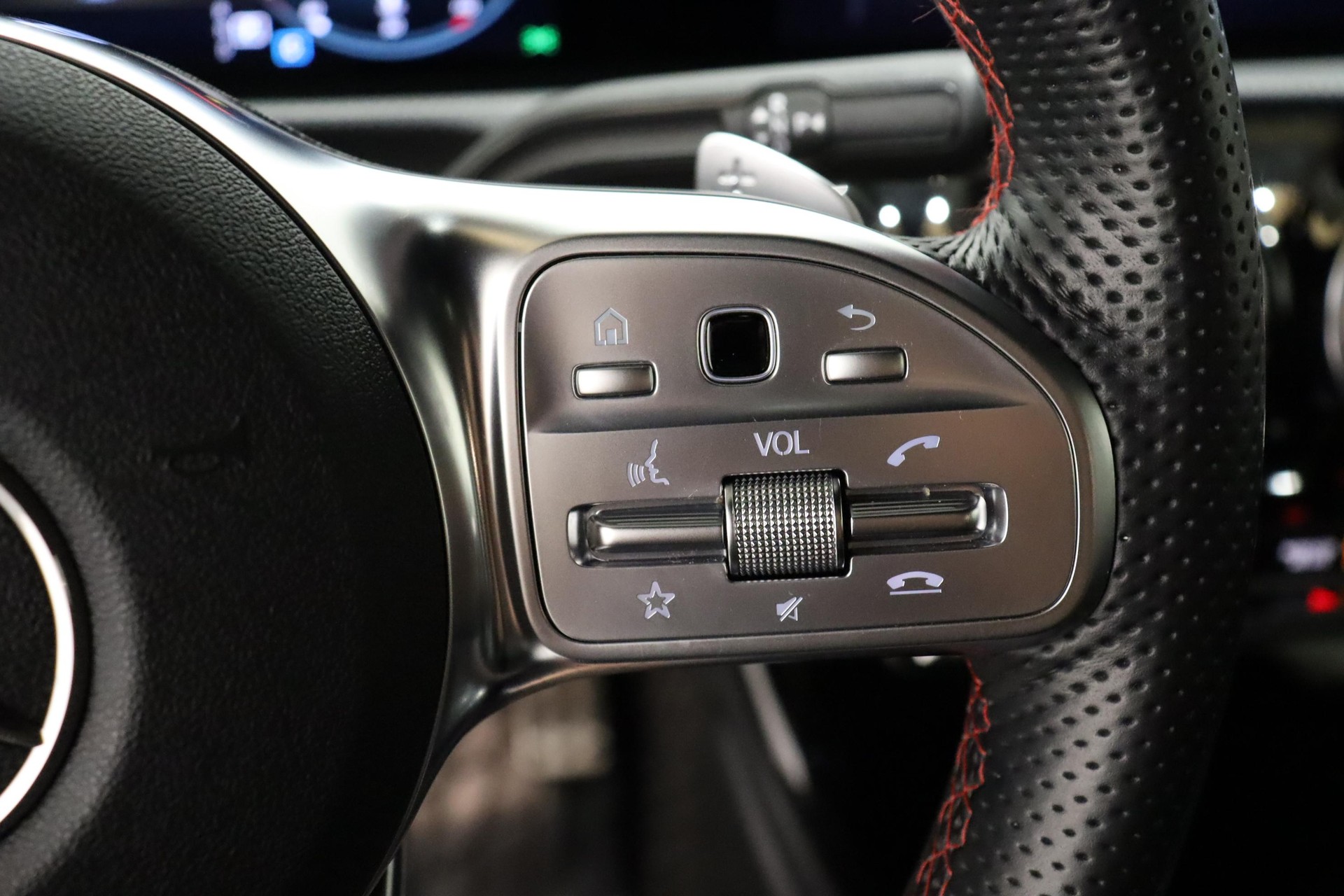 MERCEDES-BENZ A 200 AMG Line-image-10