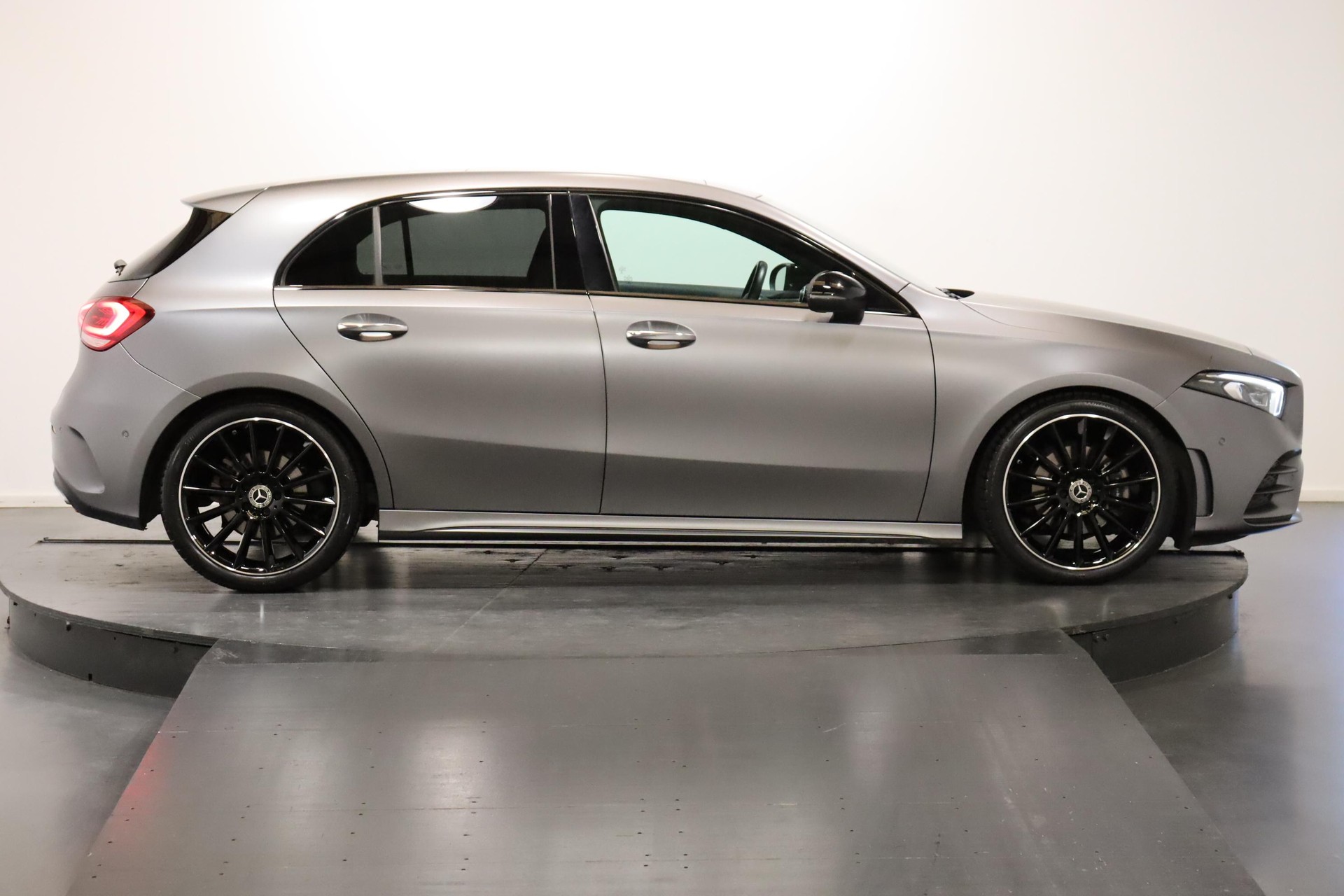 MERCEDES-BENZ A 200 AMG Line-image-6