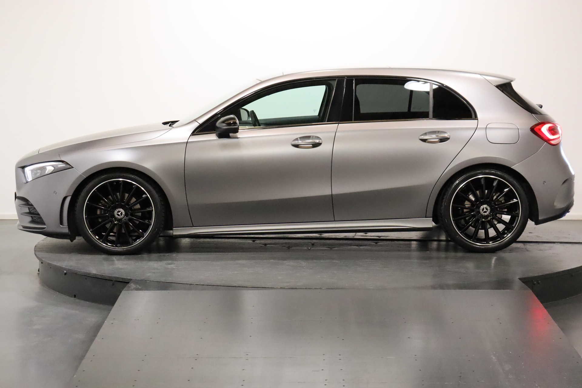 MERCEDES-BENZ A 200 AMG Line-image-3