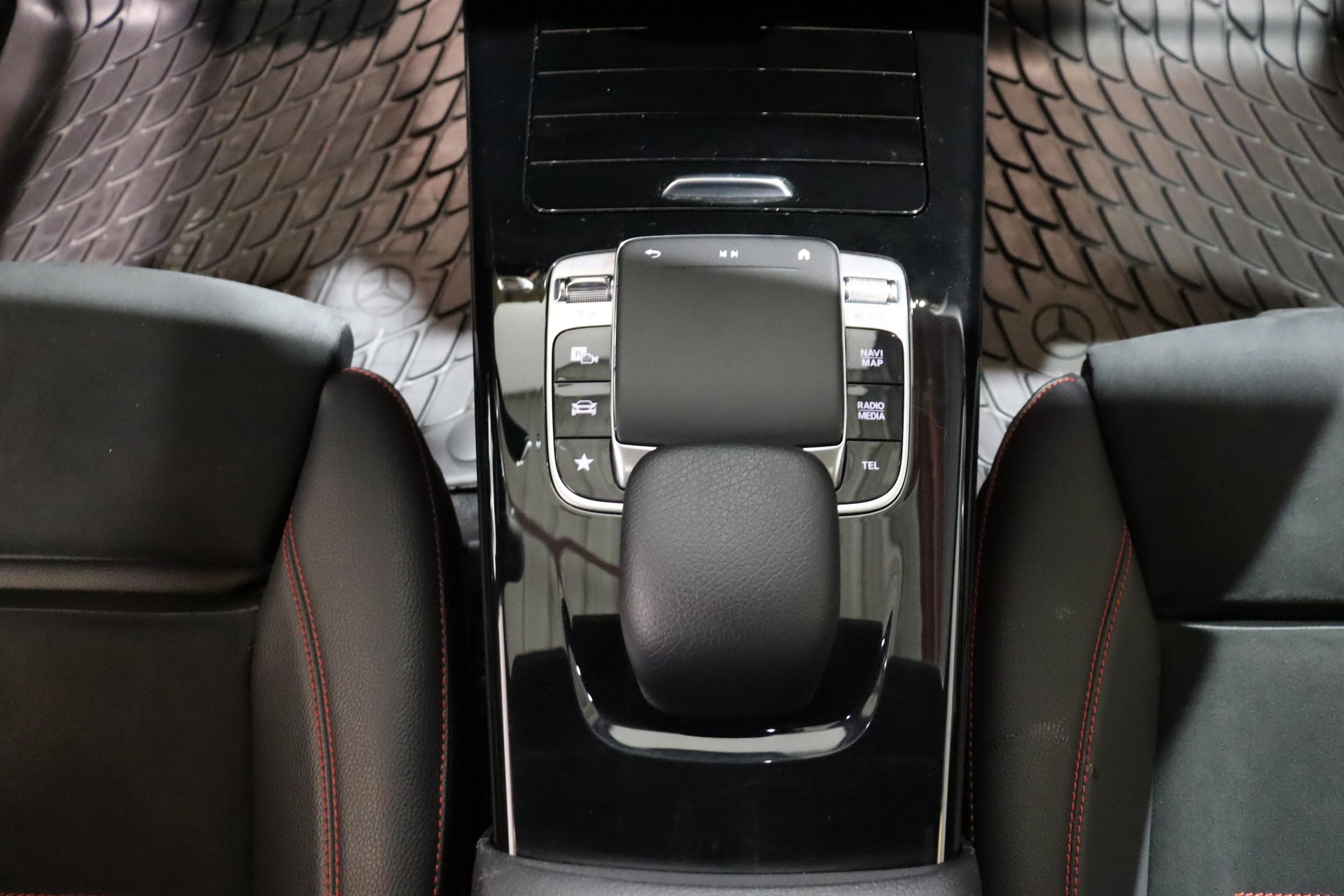 MERCEDES-BENZ A 200 AMG Line-image-18