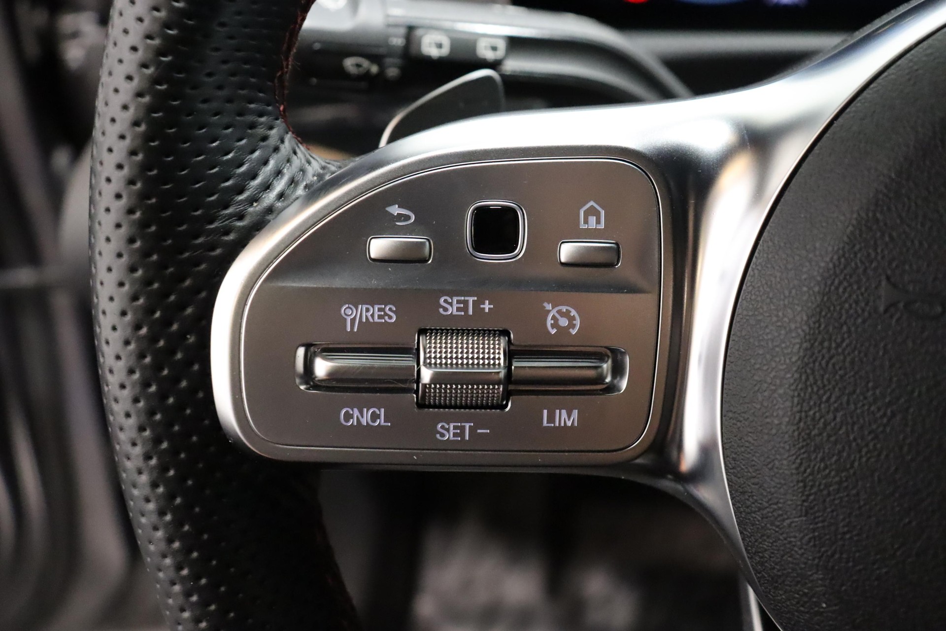 MERCEDES-BENZ A 200 AMG Line-image-12