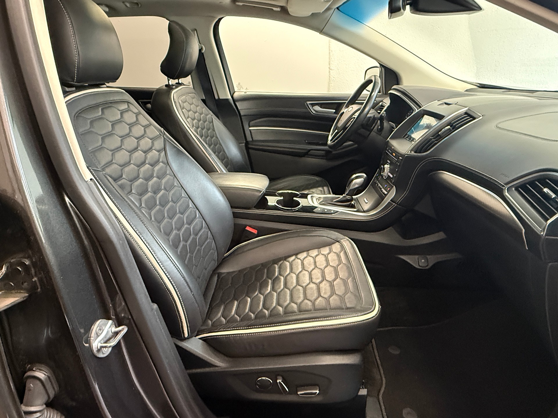 FORD Edge 2.0 TDCi Vignale 4WD PowerShift Ab 230.- pro Monat Sitheizung / Belüftung Panoramdach-image-11
