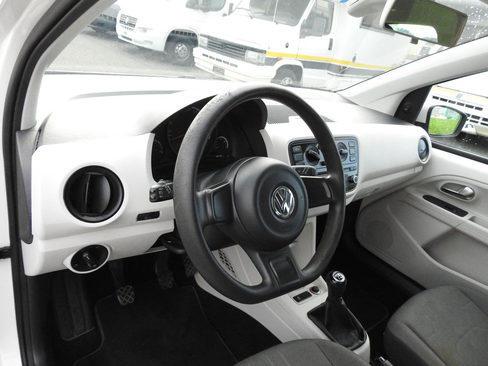 VW Up 1.0 BMT white up-image-11