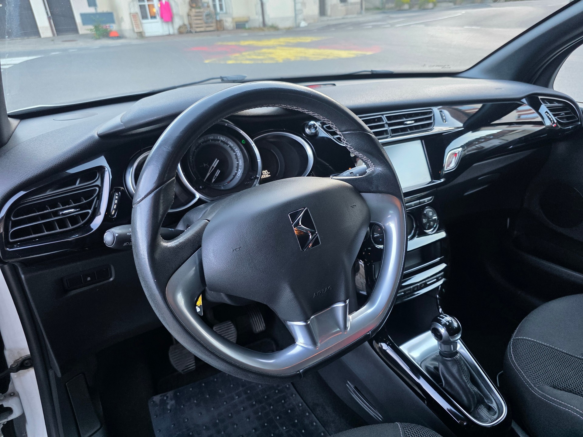 DS AUTOMOBILES DS 3 1.2 PureTech SO Chic-image-6
