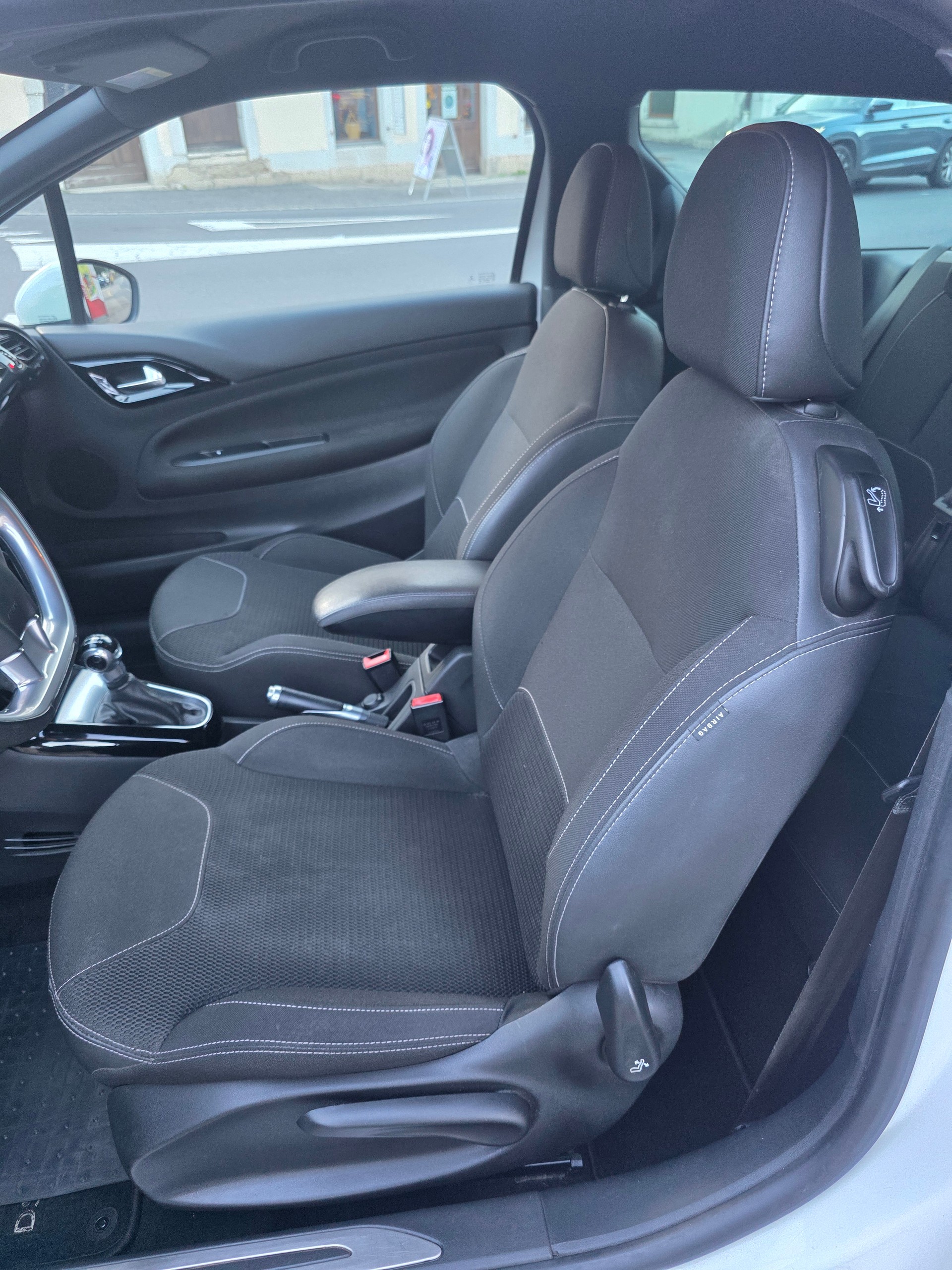 DS AUTOMOBILES DS 3 1.2 PureTech SO Chic-image-8