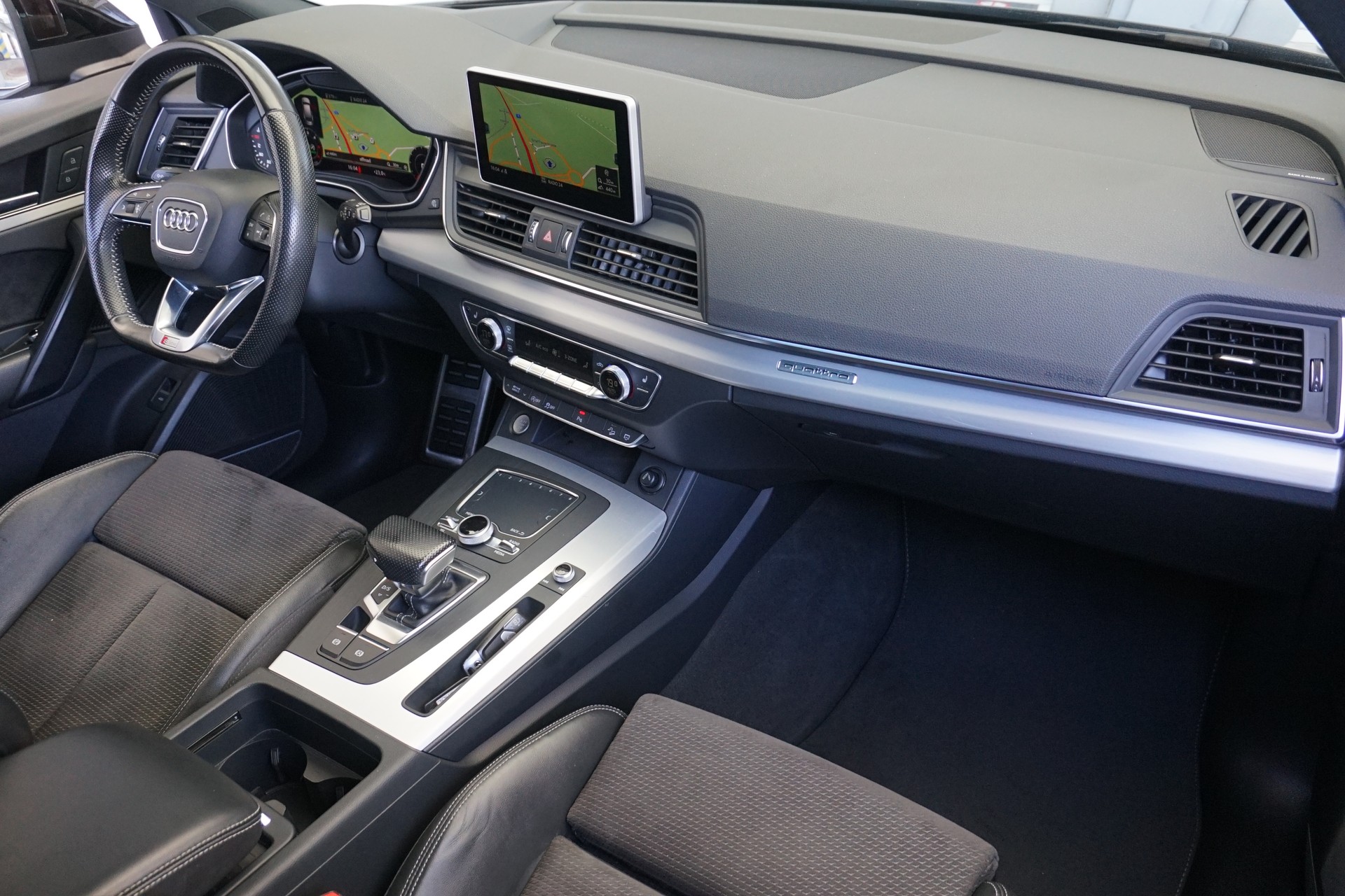 AUDI Q5 2.0 TDI sport quattro-image-14