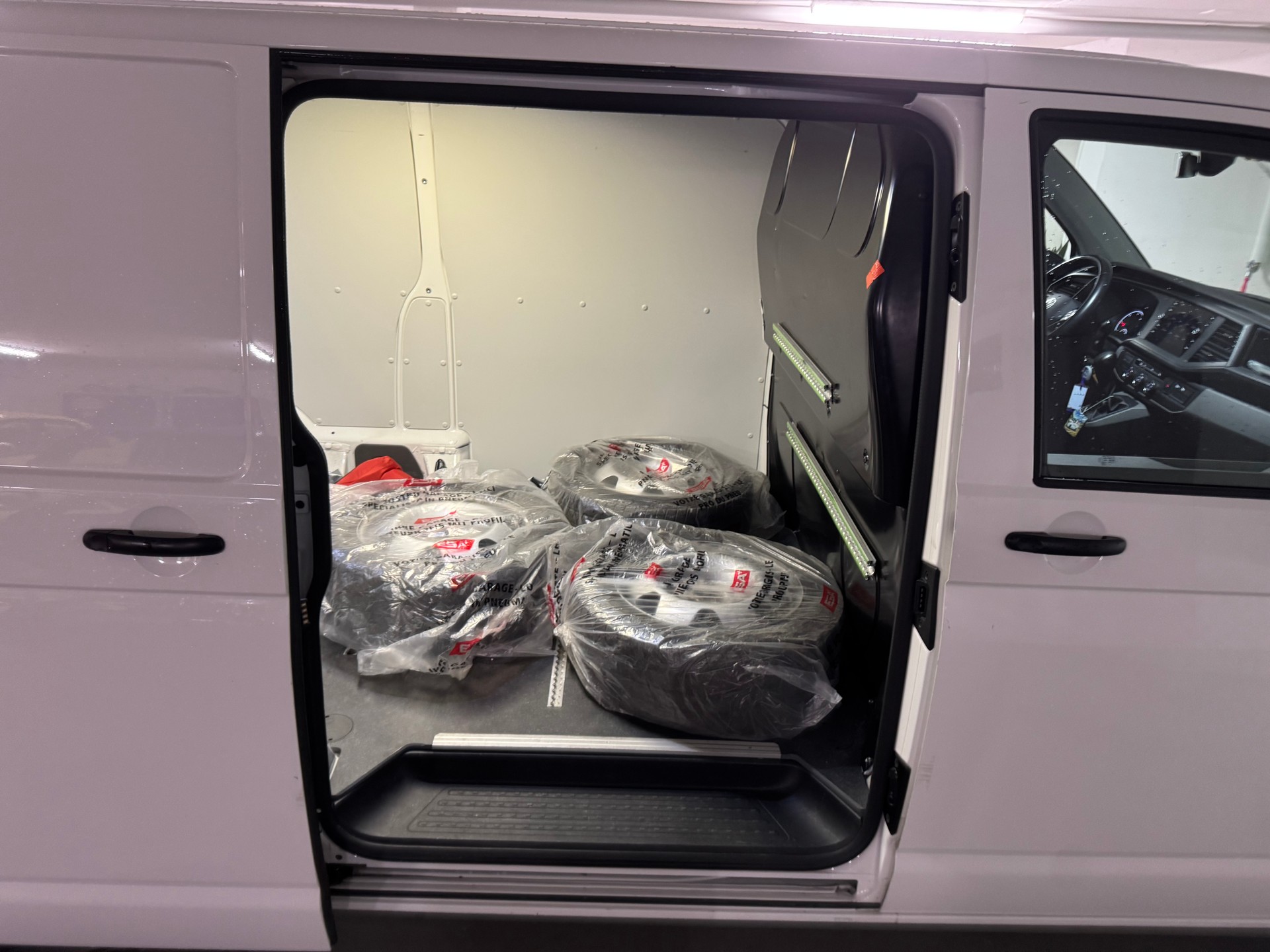 VW T6.1 2.0 Bi-TDI DSG Langversion, mit Hebebühne-image-10