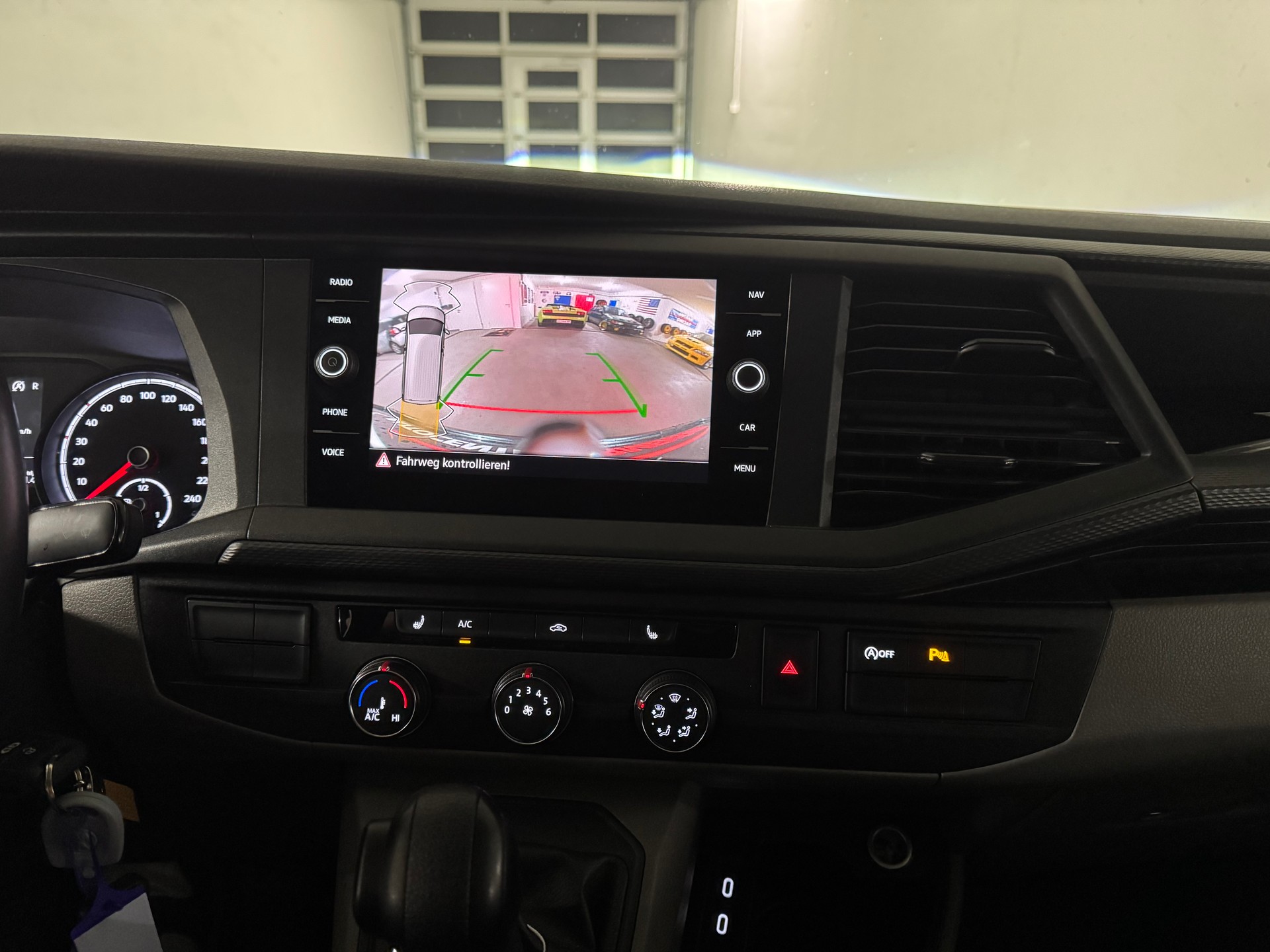 VW T6.1 2.0 Bi-TDI DSG Langversion, mit Hebebühne-image-13