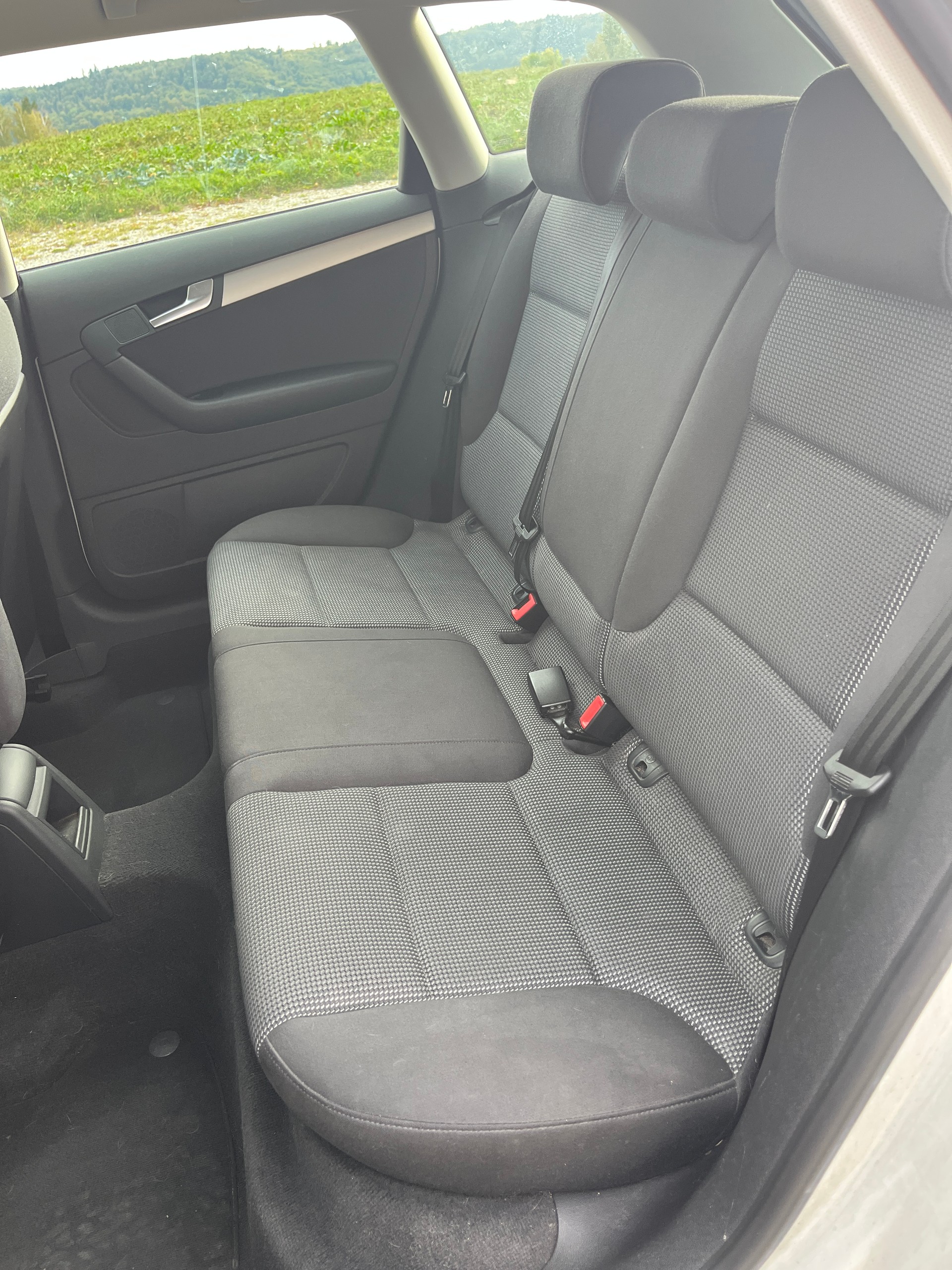 AUDI 1.6 TDI 105 Attraction-image-4