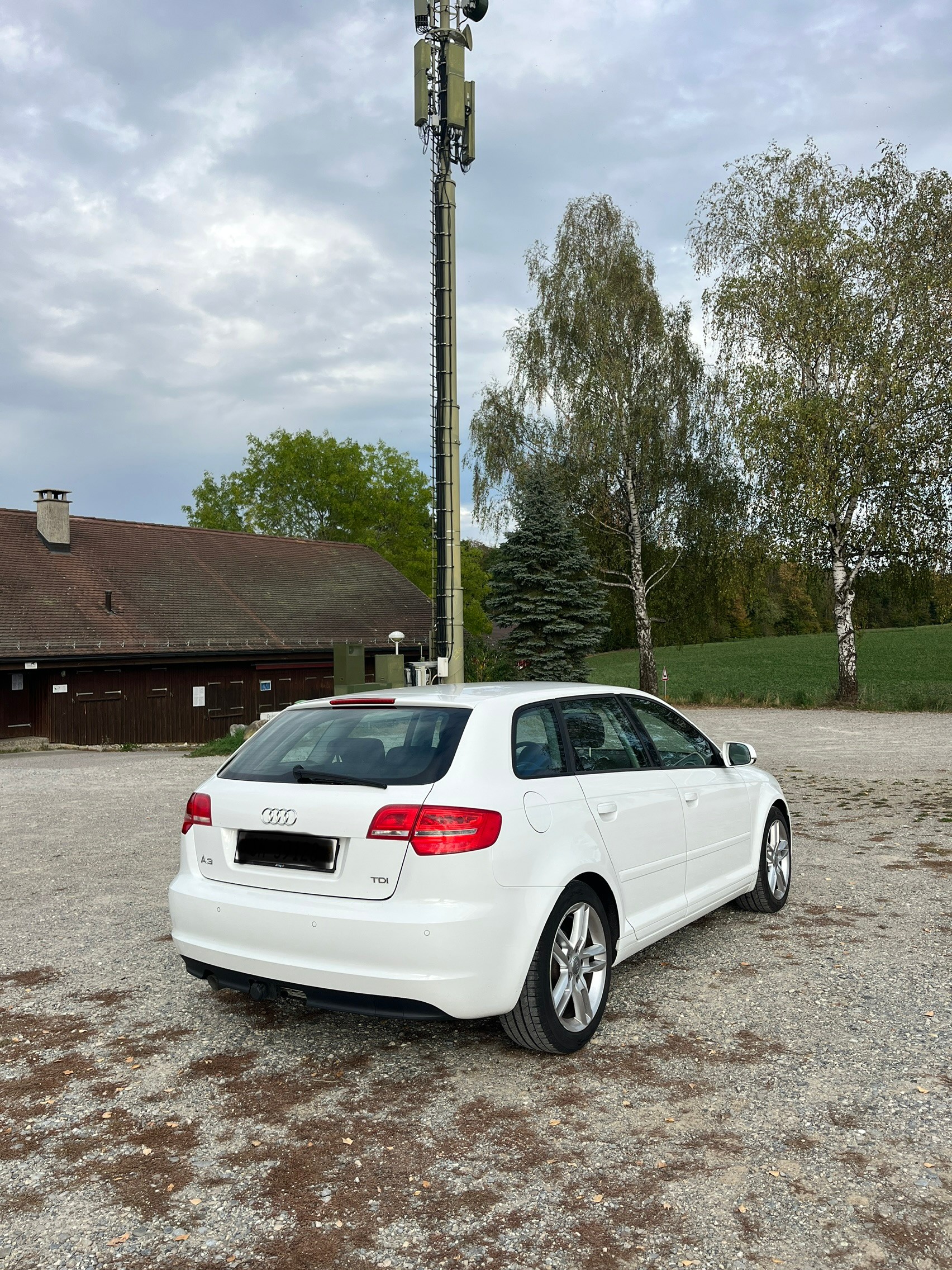 AUDI 1.6 TDI 105 Attraction-image-1