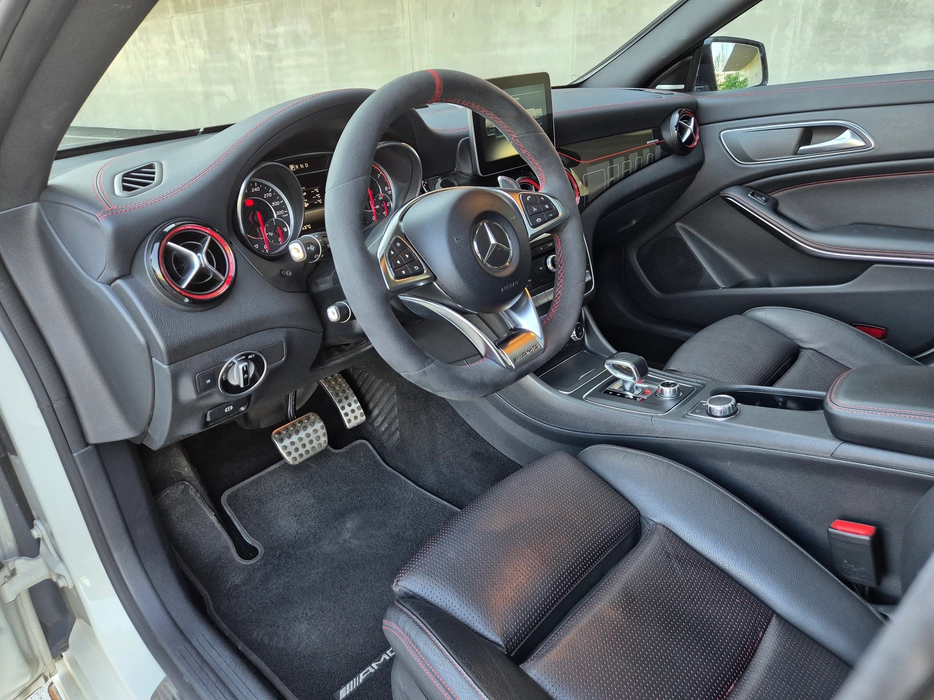 MERCEDES-BENZ CLA 45 AMG 4m-image-4
