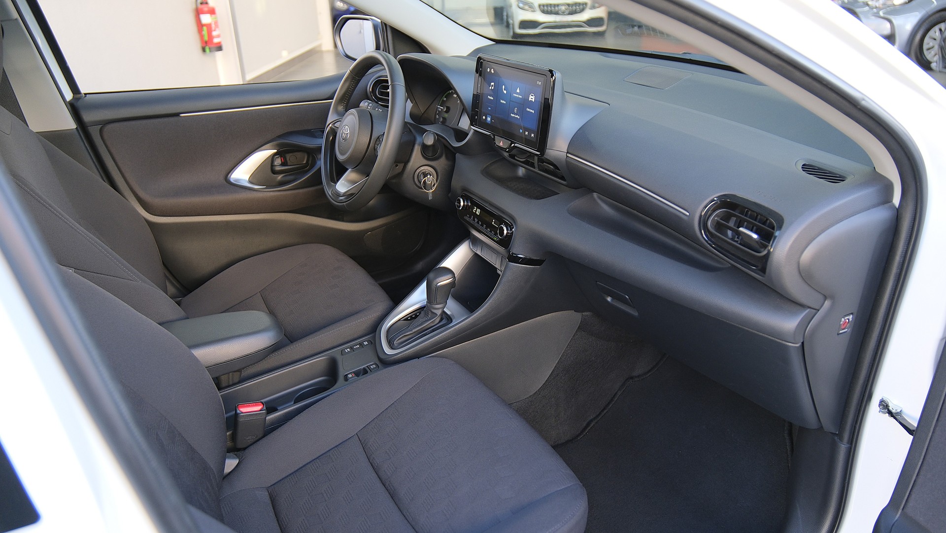 TOYOTA Yaris 1.5 Comfort e-CVT-image-11