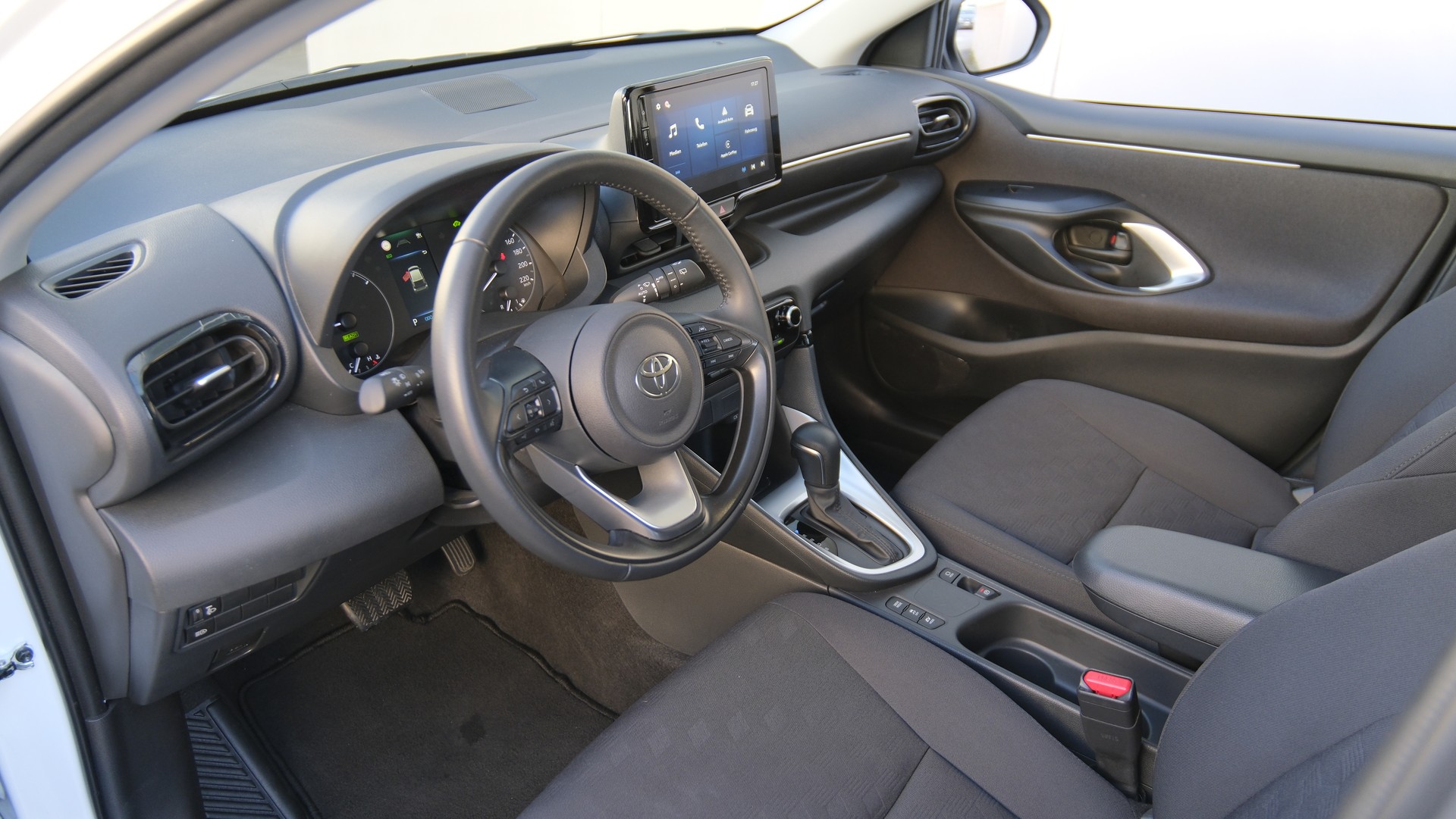 TOYOTA Yaris 1.5 Comfort e-CVT-image-2