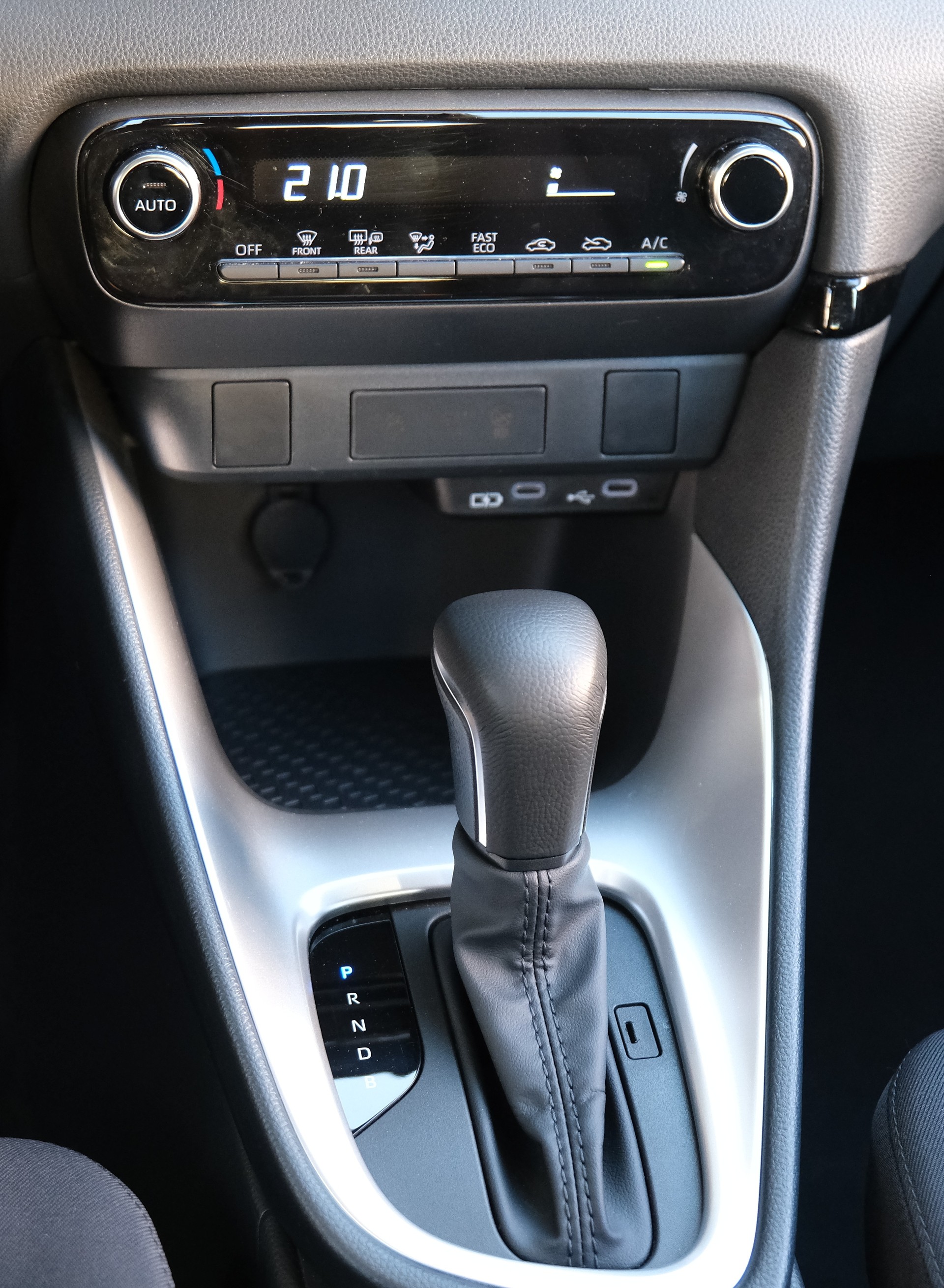 TOYOTA Yaris 1.5 Comfort e-CVT-image-18