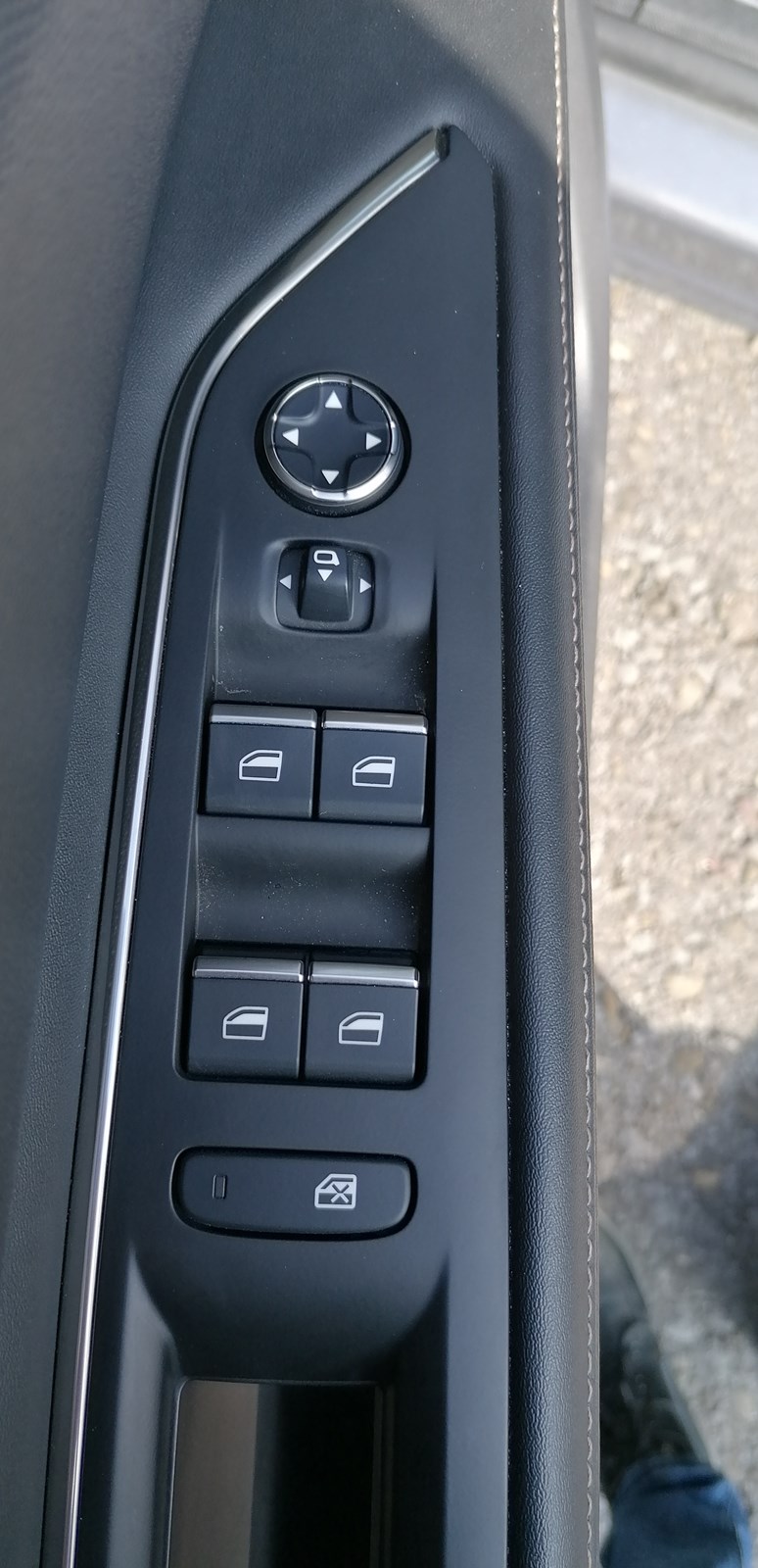 PEUGEOT 3008 300e Hybrid4 GT EAT8-image-14