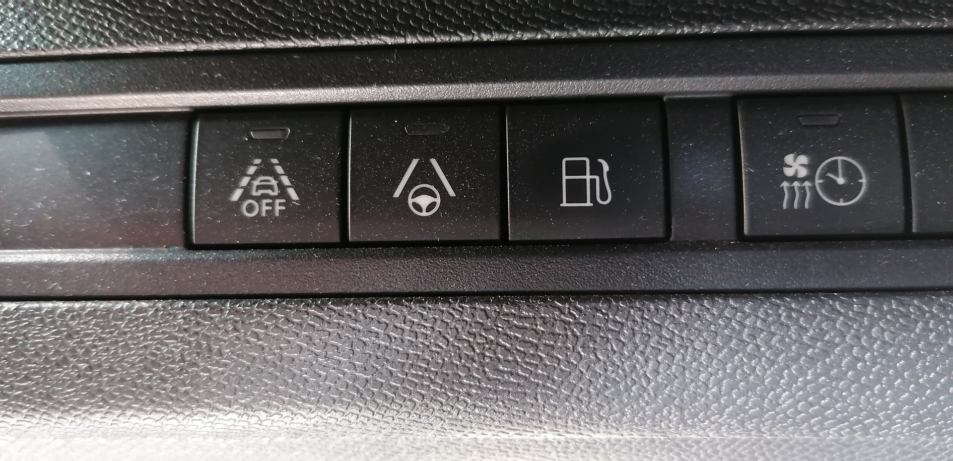 PEUGEOT 3008 300e Hybrid4 GT EAT8-image-15