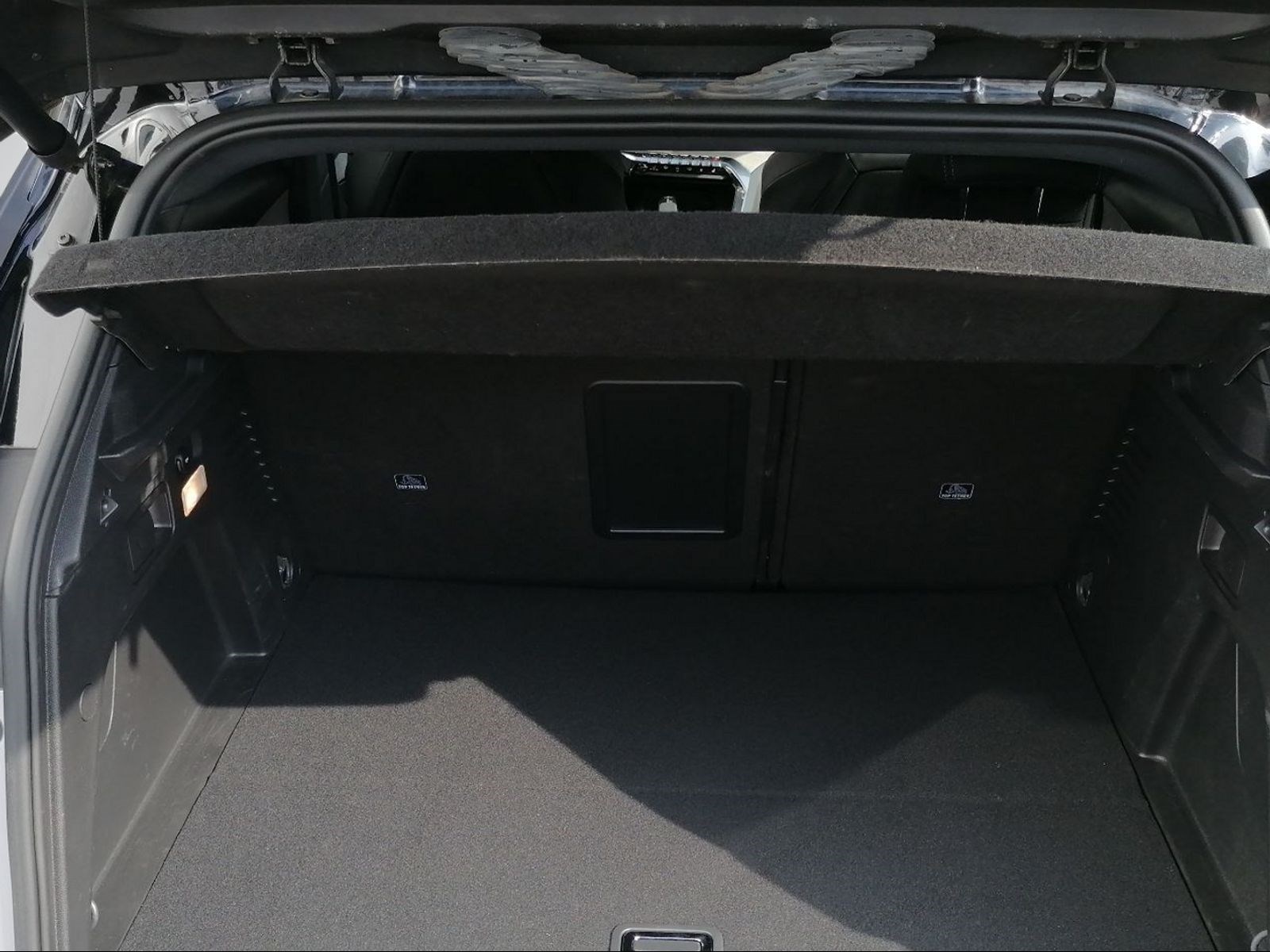 PEUGEOT 3008 300e Hybrid4 GT EAT8-image-11