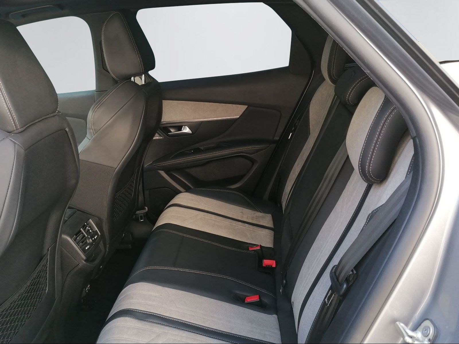 PEUGEOT 3008 300e Hybrid4 GT EAT8-image-10