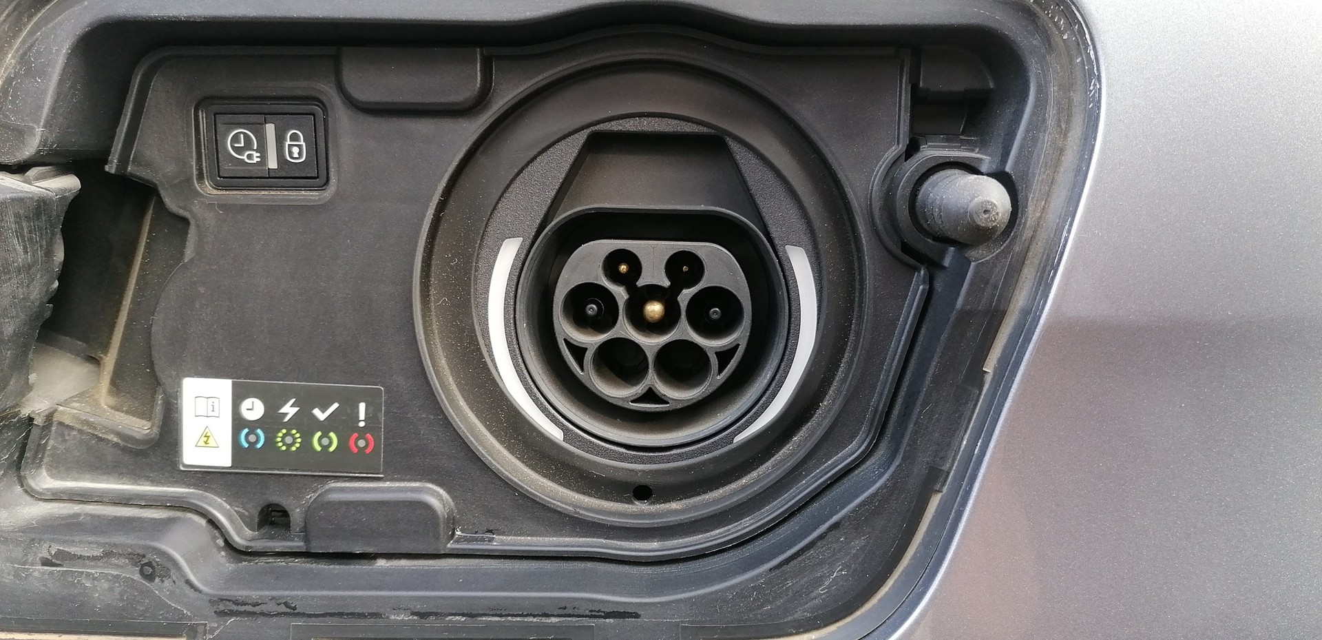 PEUGEOT 3008 300e Hybrid4 GT EAT8-image-12