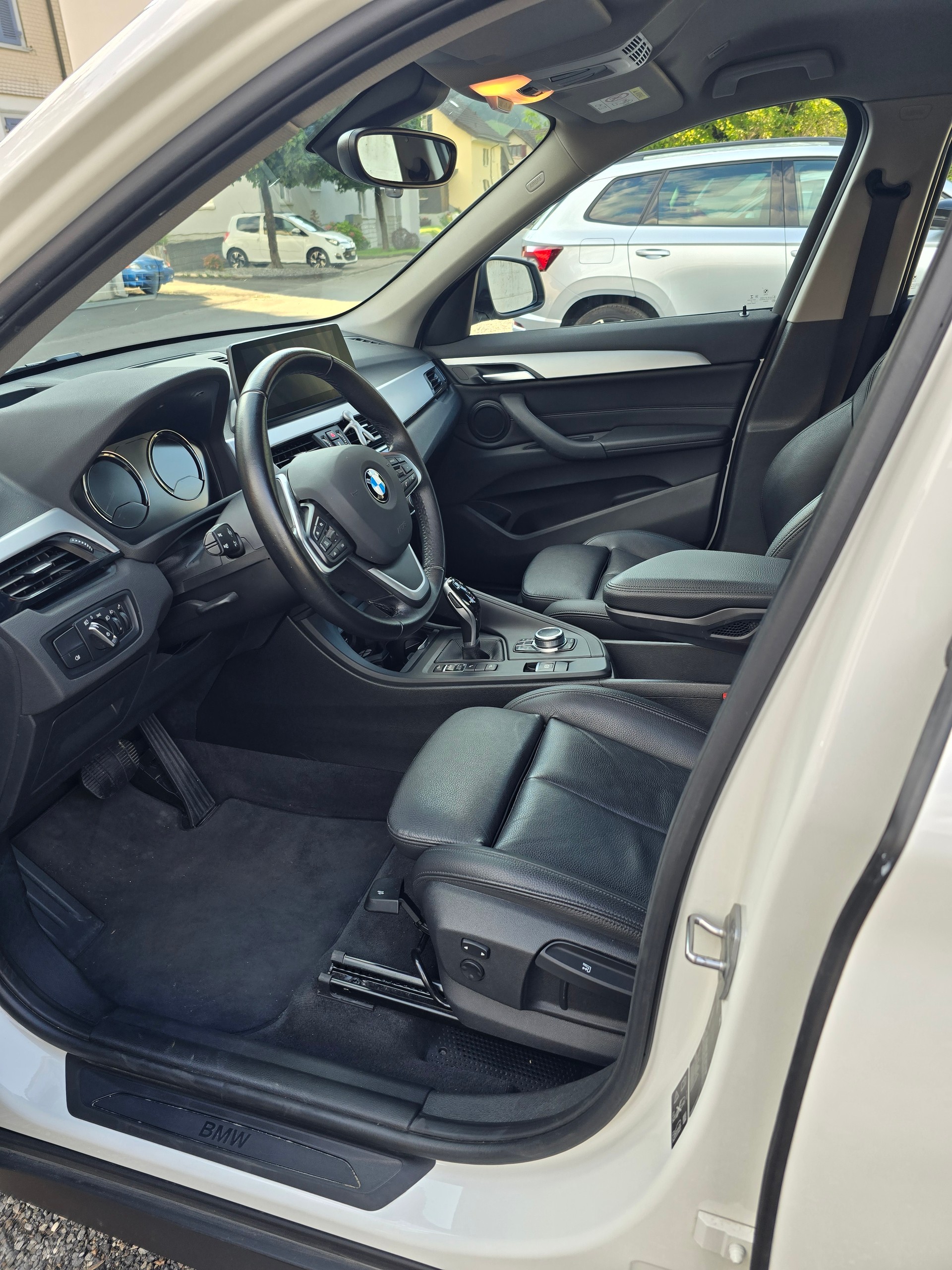 BMW X1 xDrive 18d Essential Edition Steptronic-image-3