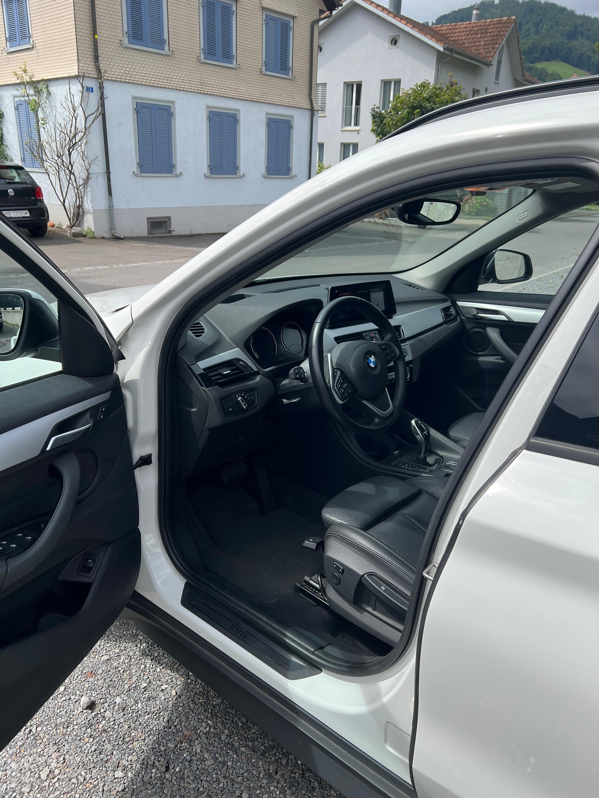 BMW X1 xDrive 18d Essential Edition Steptronic-image-2