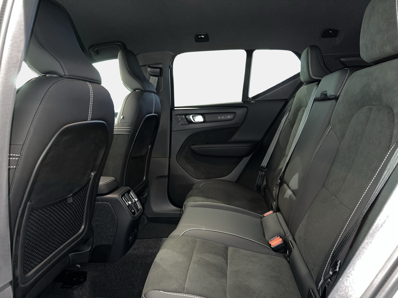 VOLVO XC40 Recharge E80 82kWh Plus RWD-image-9