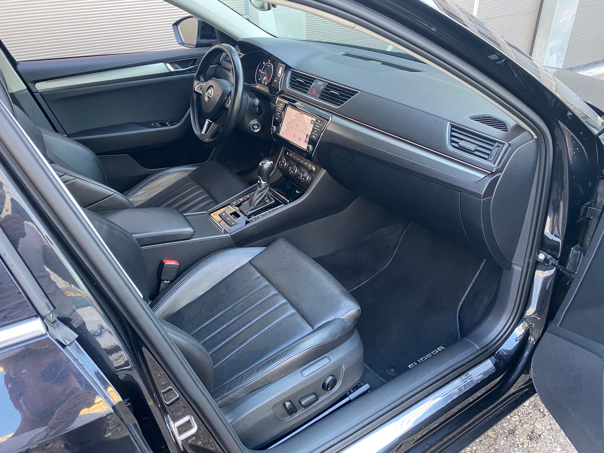SKODA Superb Combi 2.0 TDi L&K 4x4 DSG-image-10