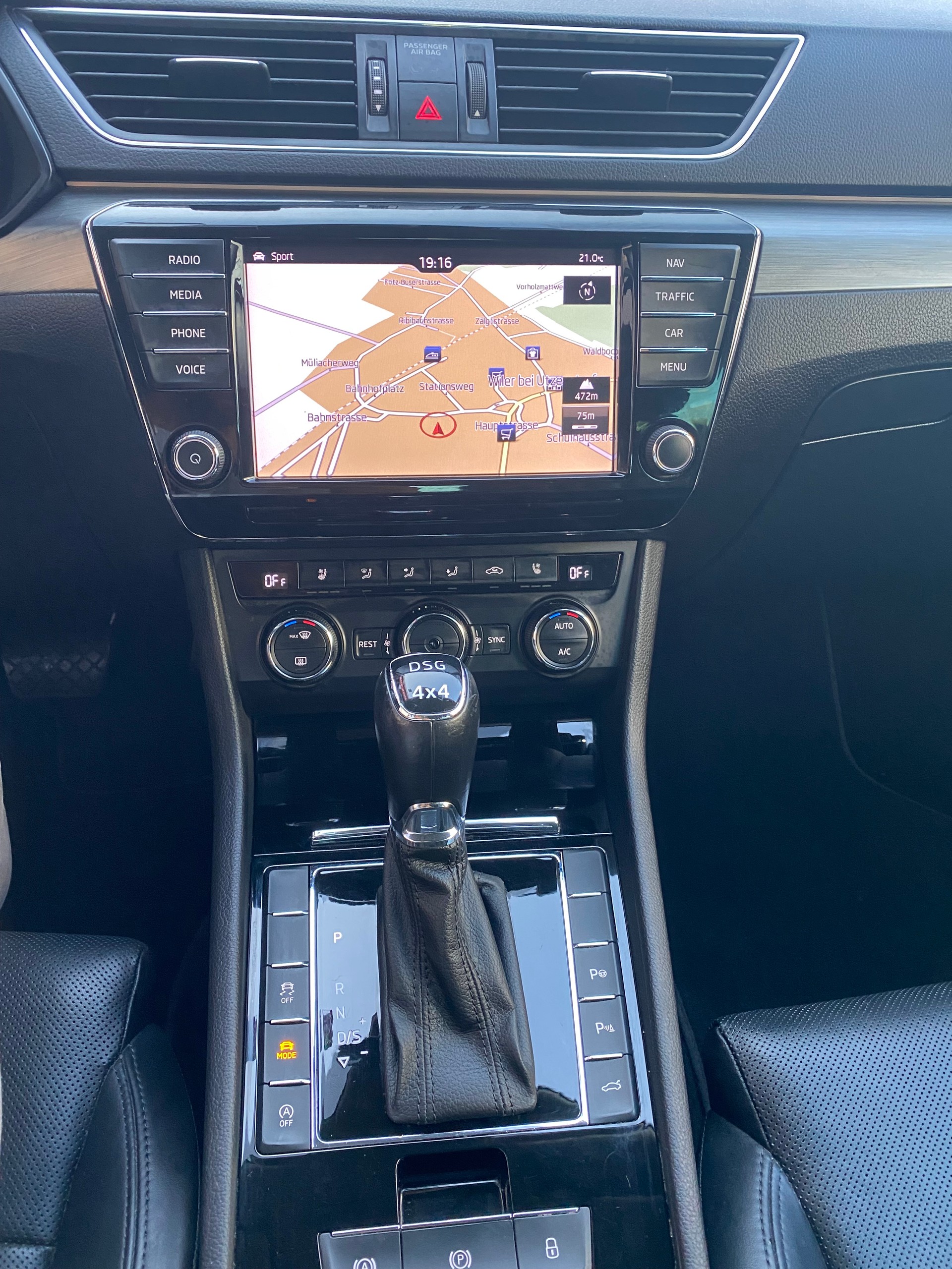 SKODA Superb Combi 2.0 TDi L&K 4x4 DSG-image-12