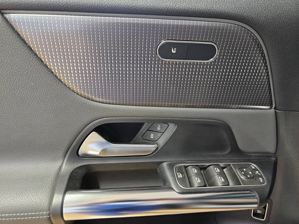 MERCEDES-BENZ EQA 250 Electric Art Line-image-11