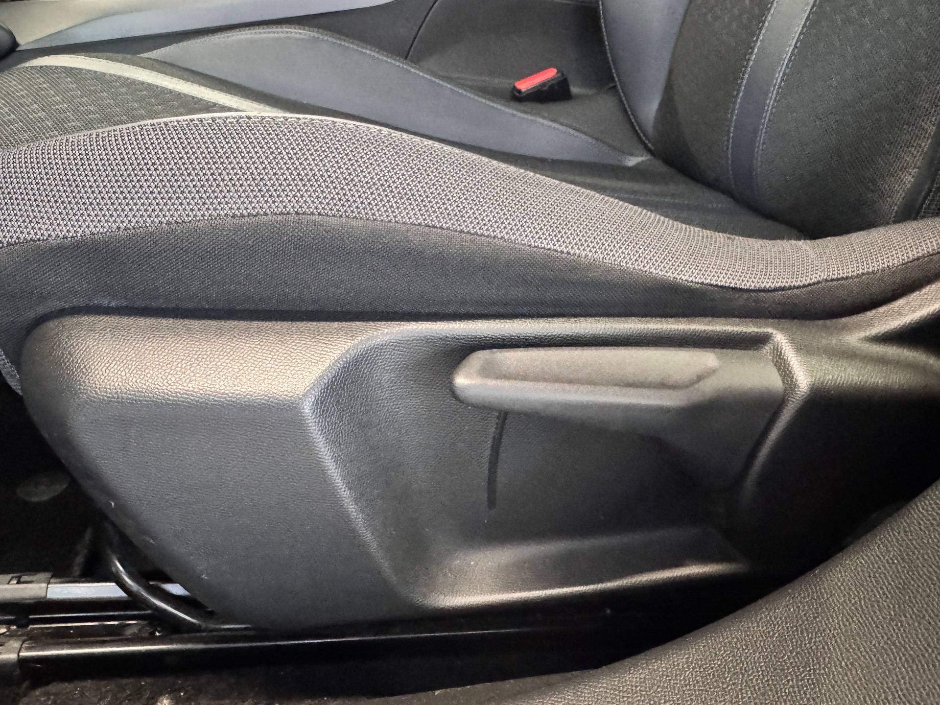 PEUGEOT 2008 1.5 BlueHDi Allure-image-16