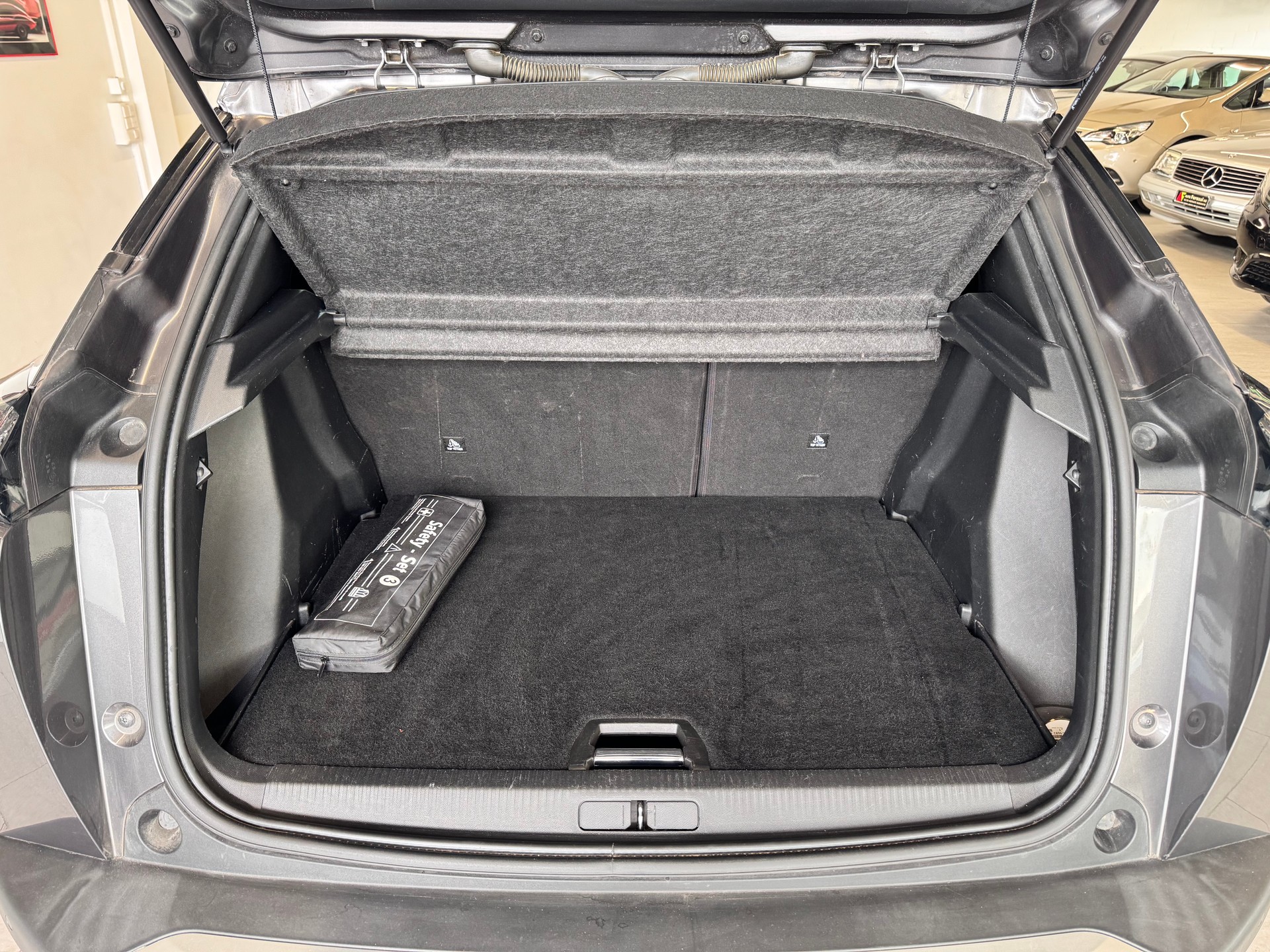 PEUGEOT 2008 1.5 BlueHDi Allure-image-23