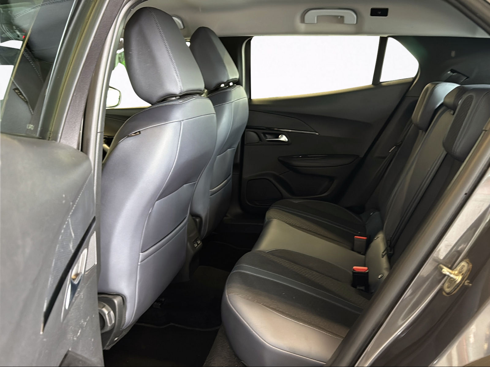 PEUGEOT 2008 1.5 BlueHDi Allure-image-11