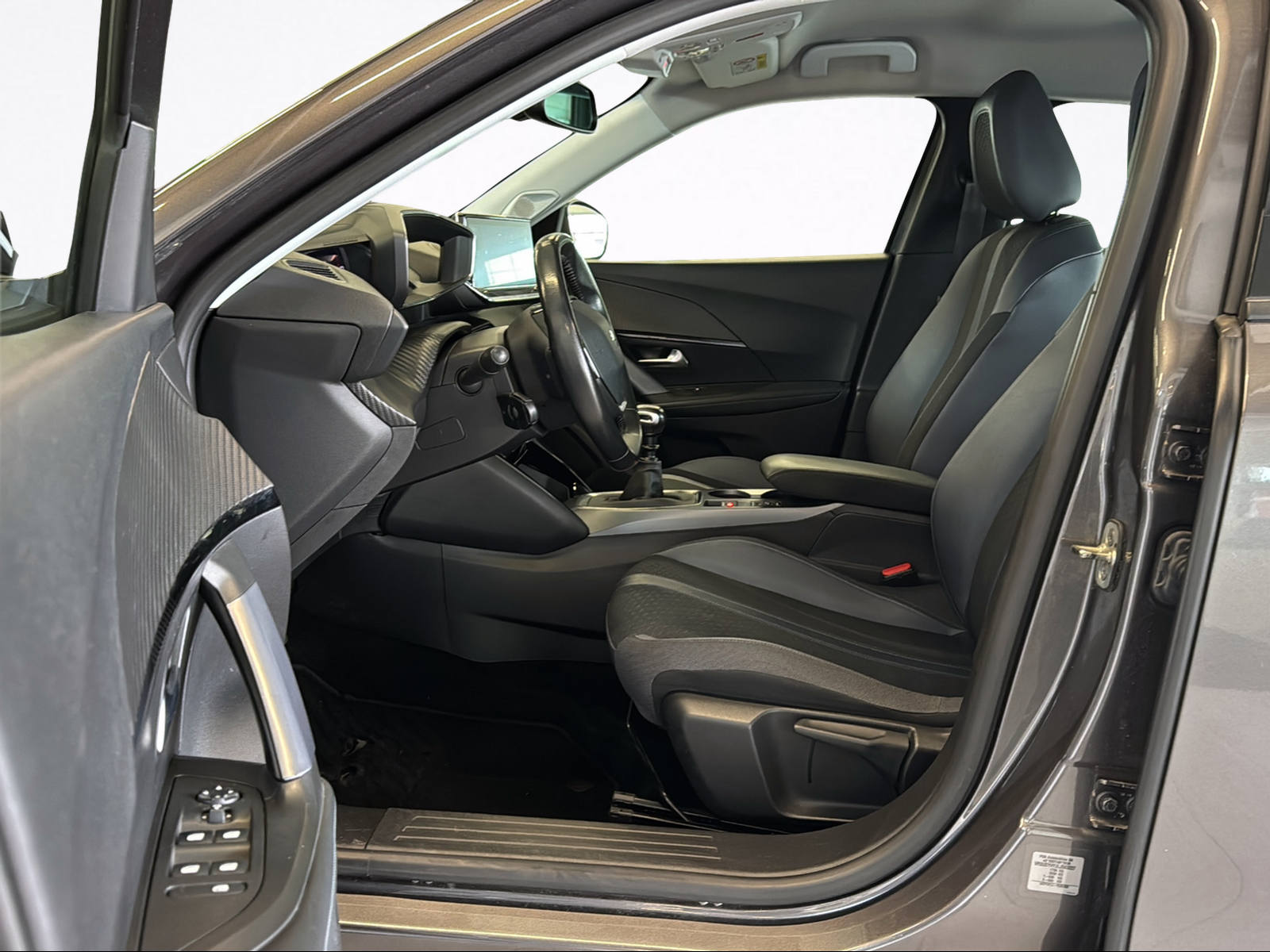 PEUGEOT 2008 1.5 BlueHDi Allure-image-10
