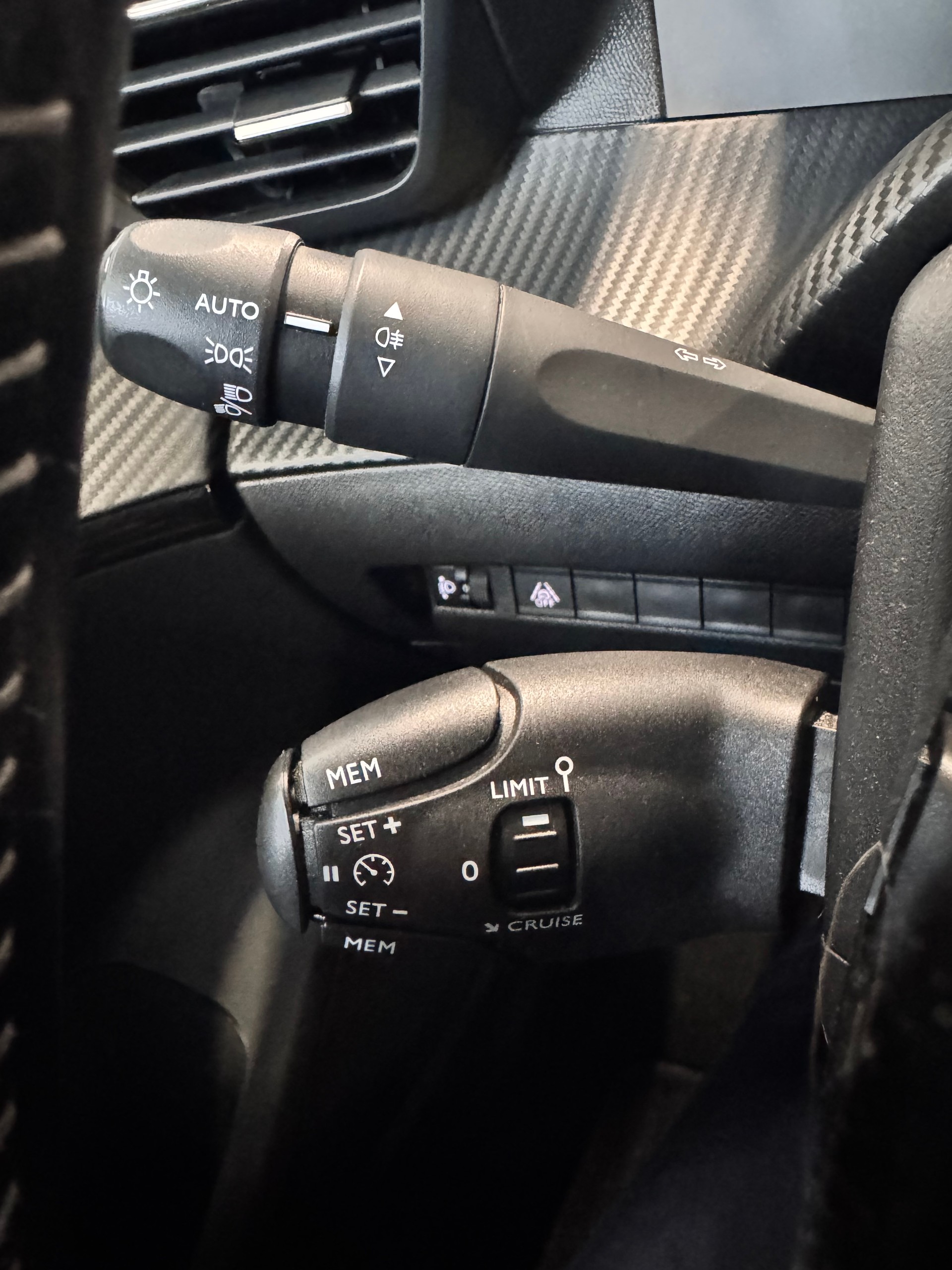 PEUGEOT 2008 1.5 BlueHDi Allure-image-18