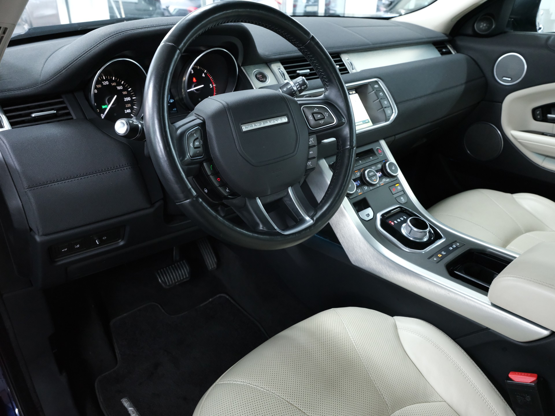 LAND ROVER Range Rover Evoque 2.0 TD4 SE AT9-image-9