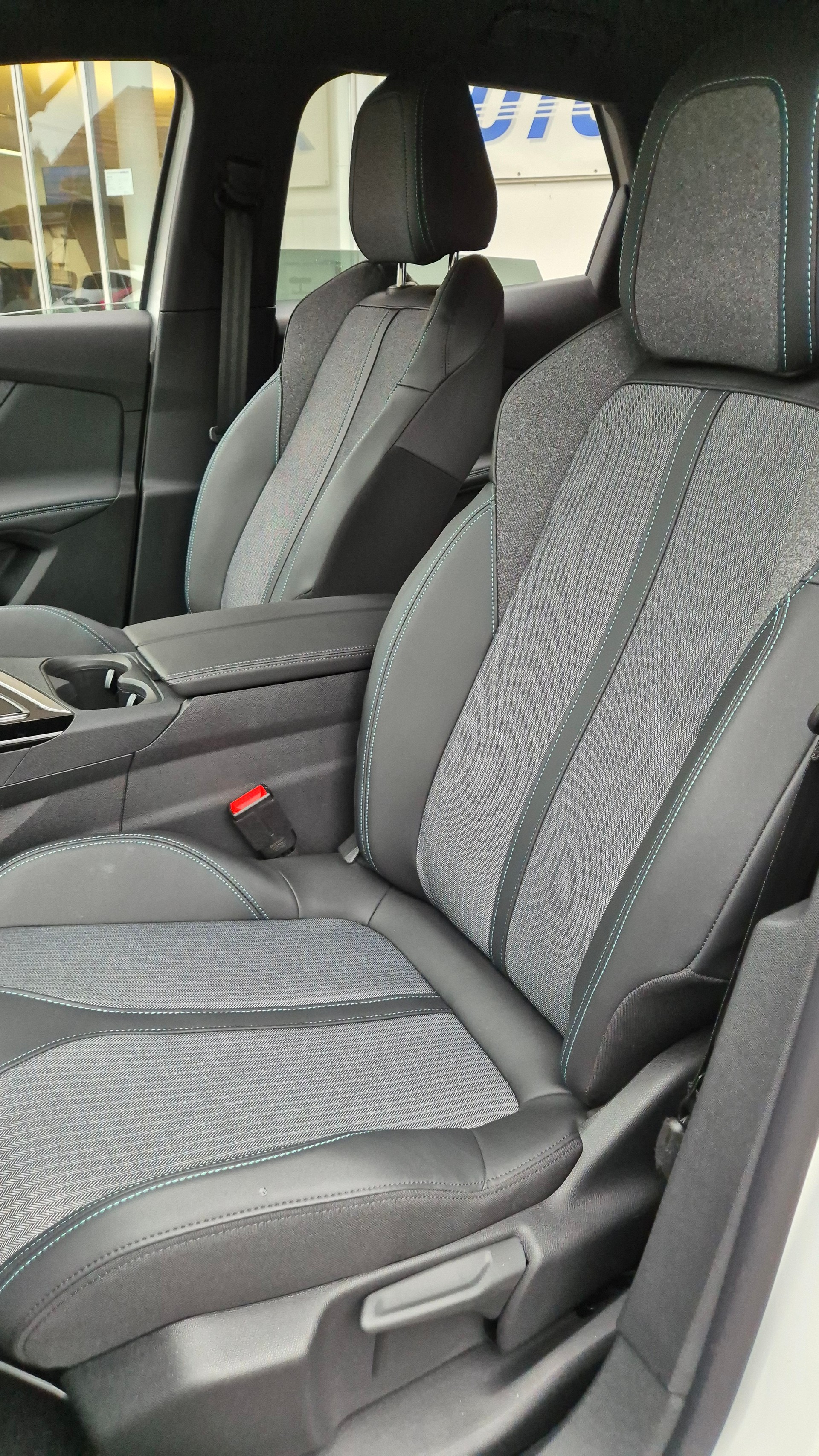 PEUGEOT 3008 300e Hybrid4 Allure Pack EAT8 Helvetia-image-13