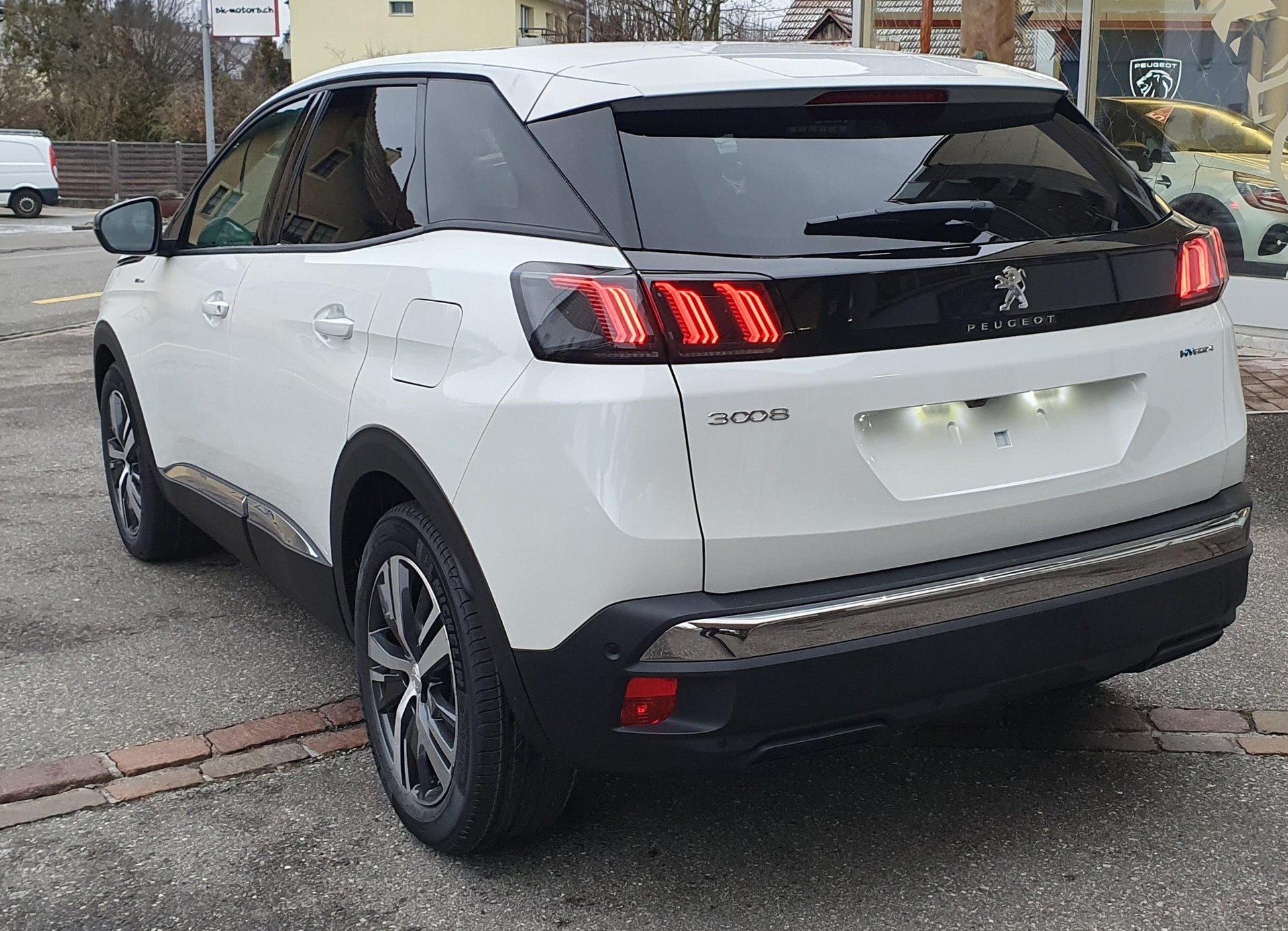 PEUGEOT 3008 300e Hybrid4 Allure Pack EAT8 Helvetia-image-7