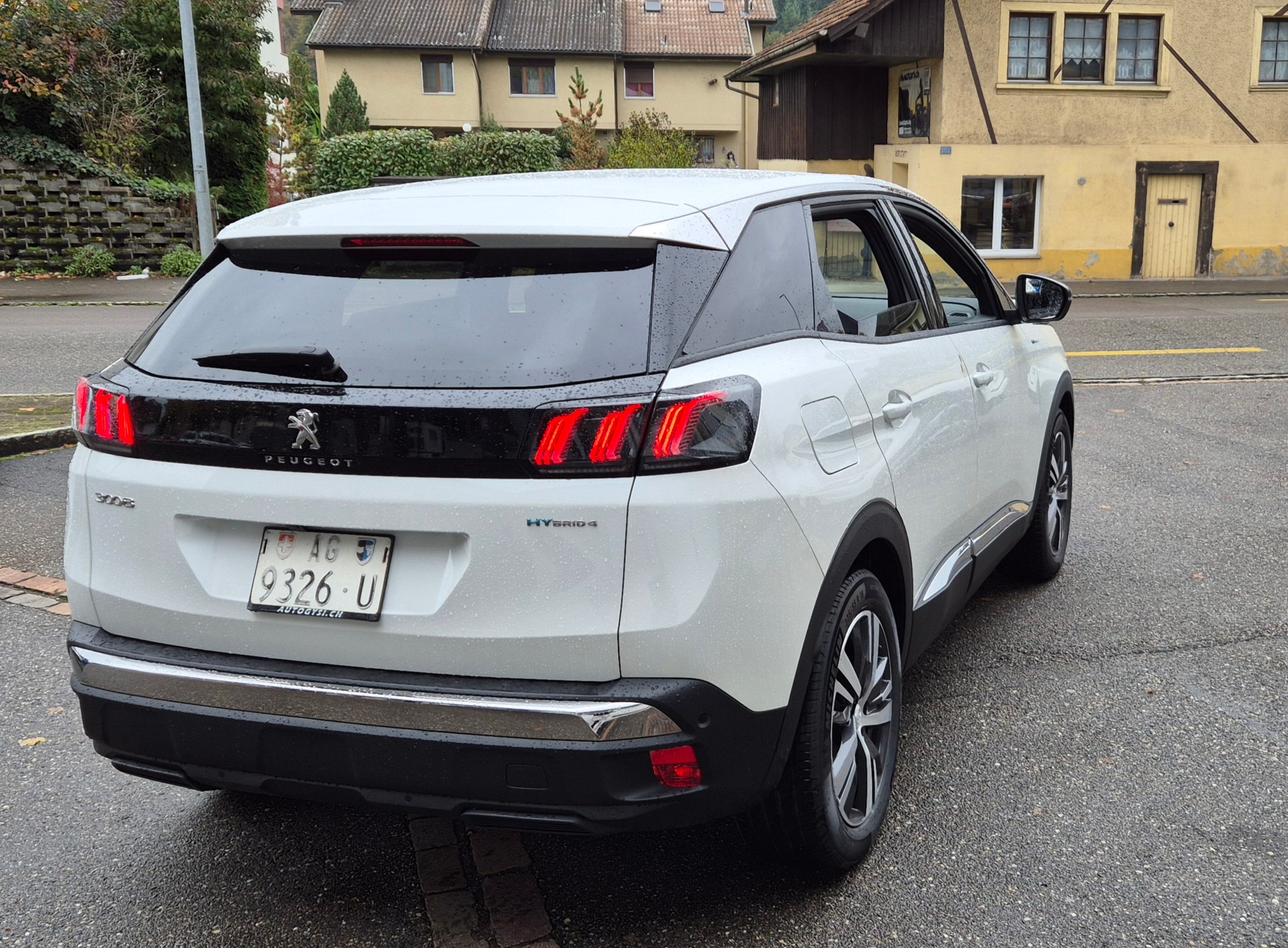 PEUGEOT 3008 300e Hybrid4 Allure Pack EAT8 Helvetia-image-11