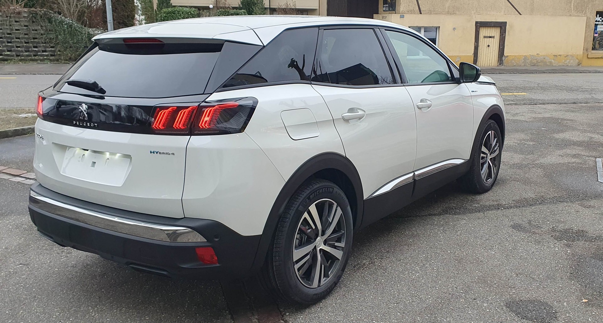 PEUGEOT 3008 300e Hybrid4 Allure Pack EAT8 Helvetia-image-8