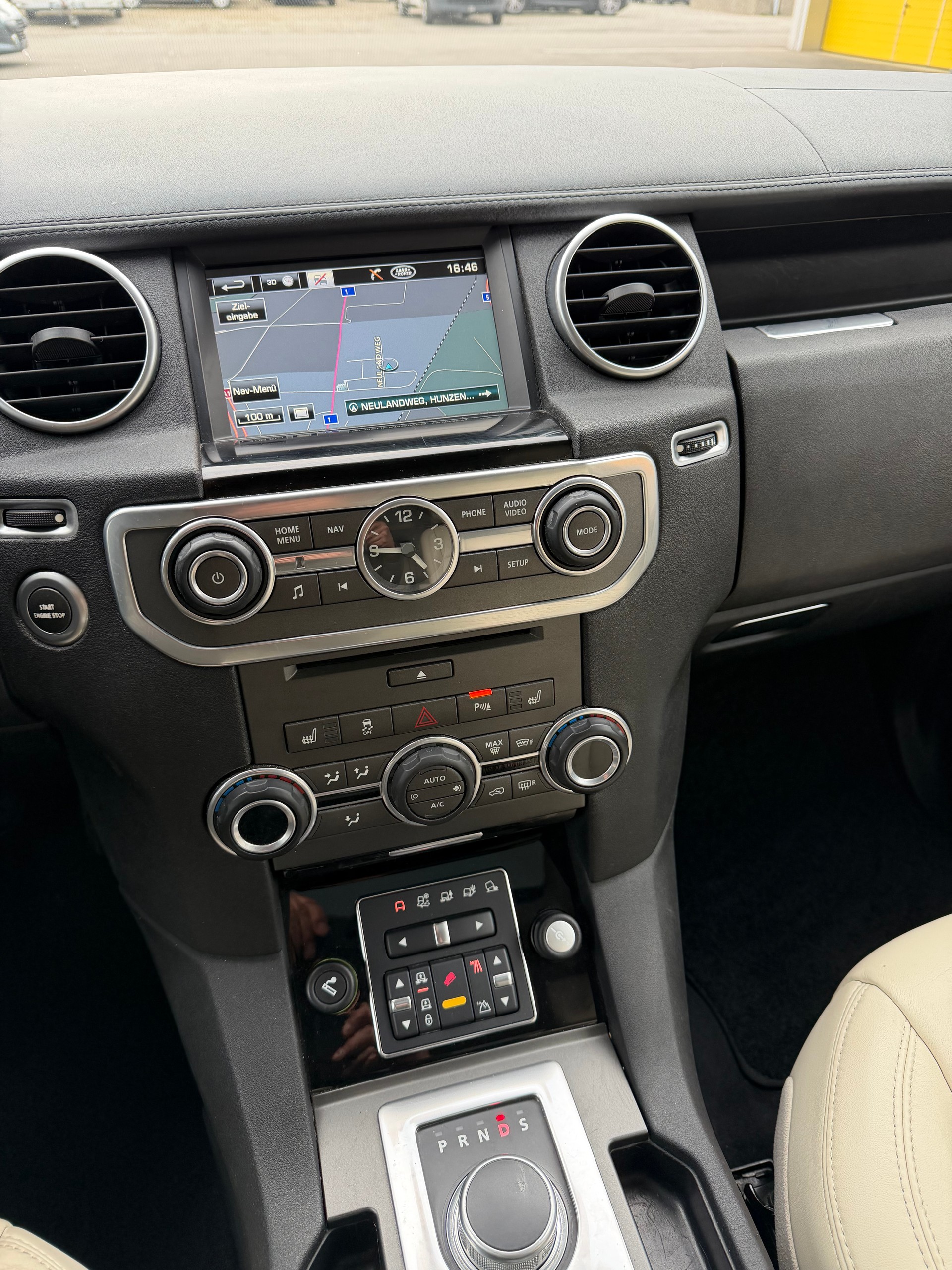 LAND ROVER Discovery 3.0 SDV6 HSE Automatic-image-11