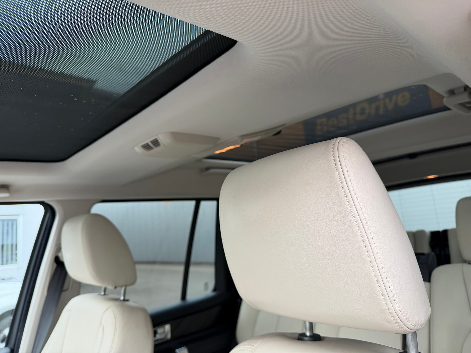 LAND ROVER Discovery 3.0 SDV6 HSE Automatic-image-14